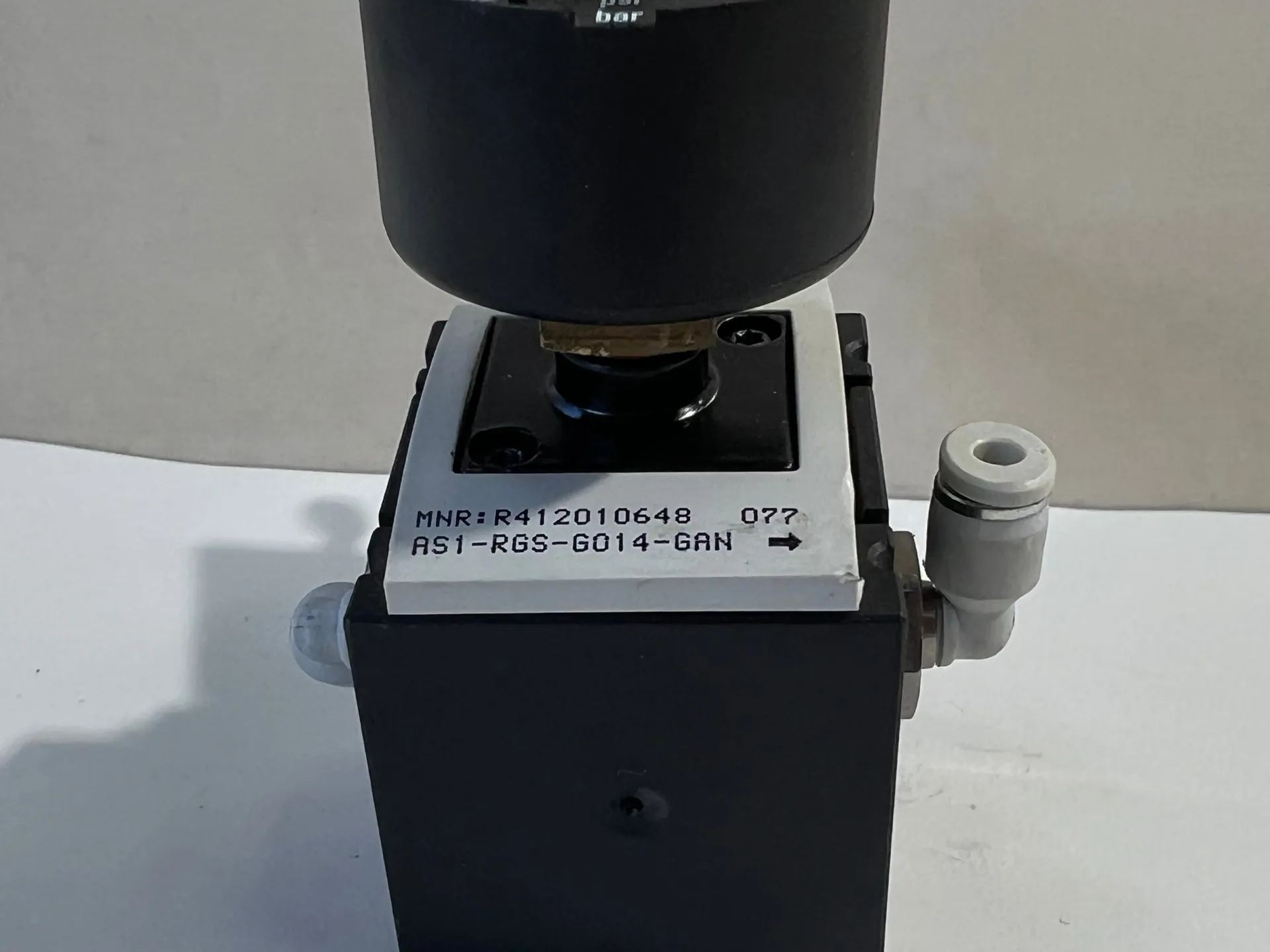 Aventics R412010648 Pressure Regulator AS1-RGS-G014-GAN with R412003857 0–10 Bar Gauge + Key - Thumbnail 3