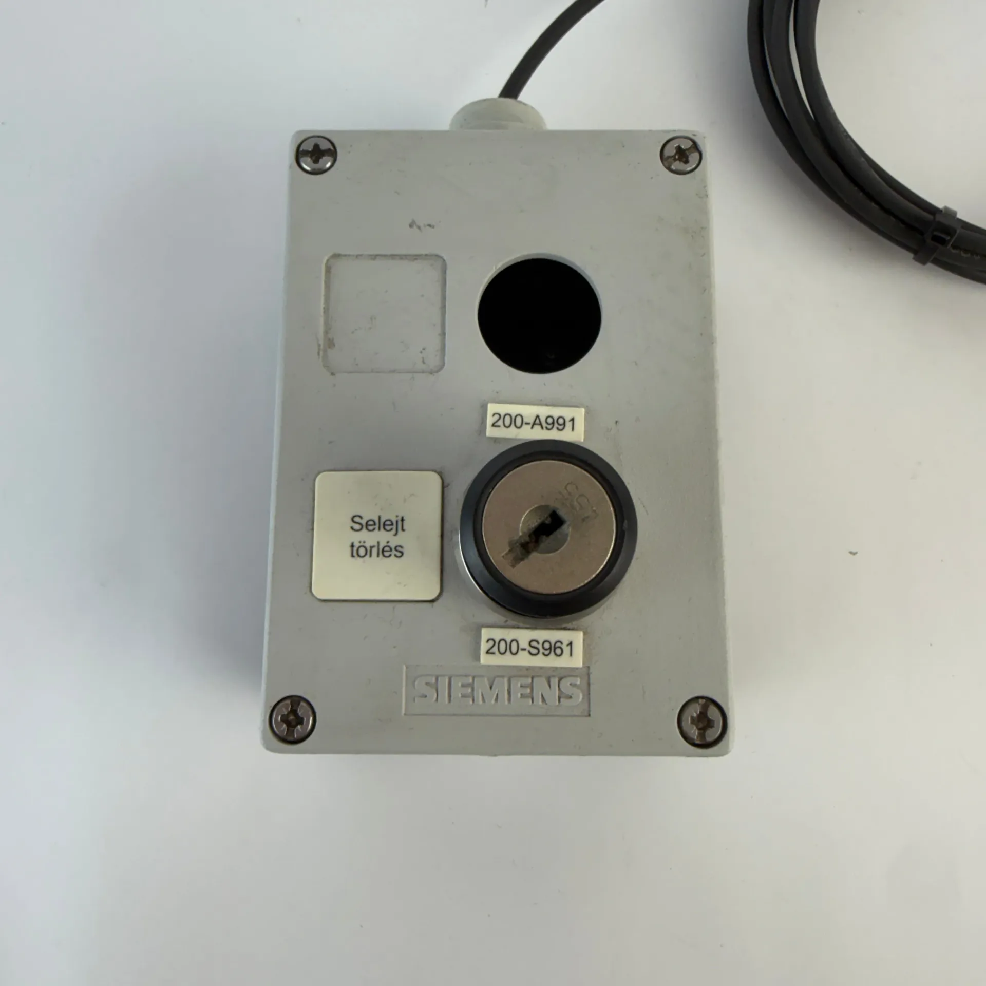 Siemens 3SU1852-0AA00-0AB1 SIRIUS ACT Metal Control Station Enclosure with Key Selector - Image 1