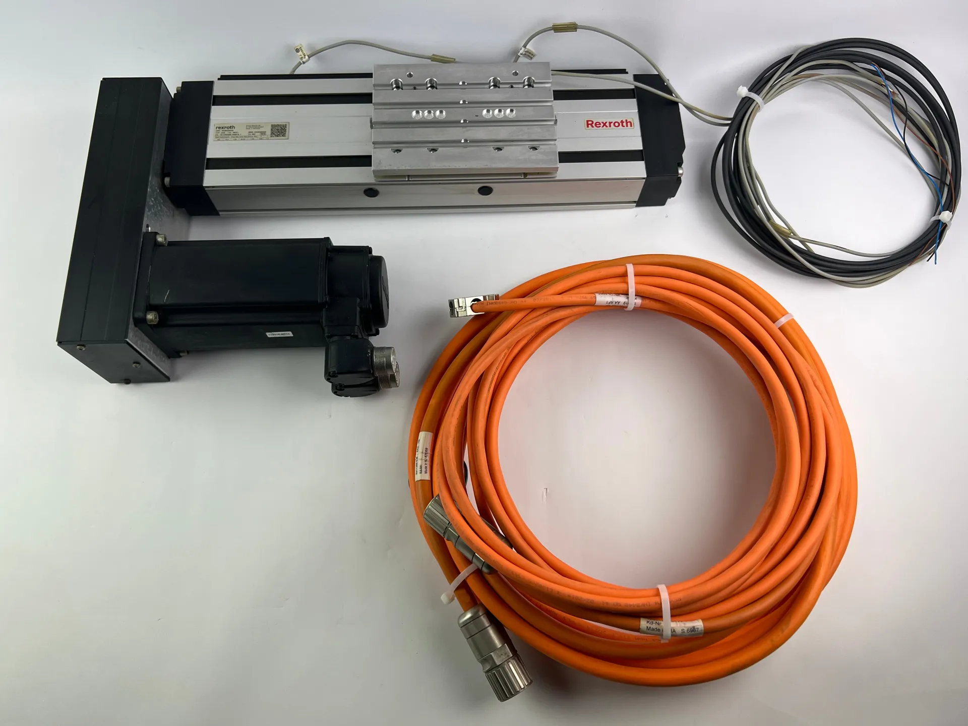 Rexroth R030520400 CKK-110-NNG1 Compact Module + R911306060 MSK040C-0600-NN-M1-UG0-NNNN Motor + 2 Cables + 2 Sensors - Thumbnail 2