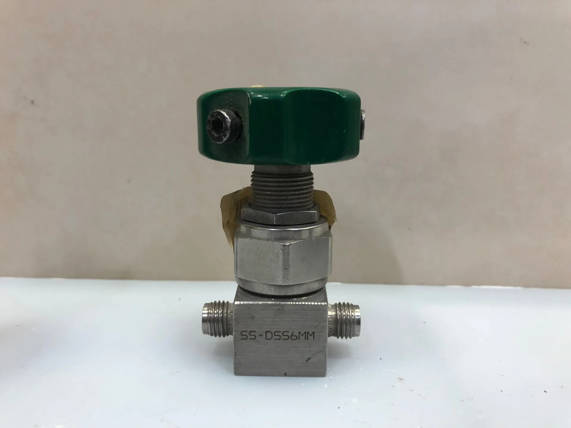 1x NUPRO SS-DSS6MM Stainless Steel Needle Valve - Thumbnail 3