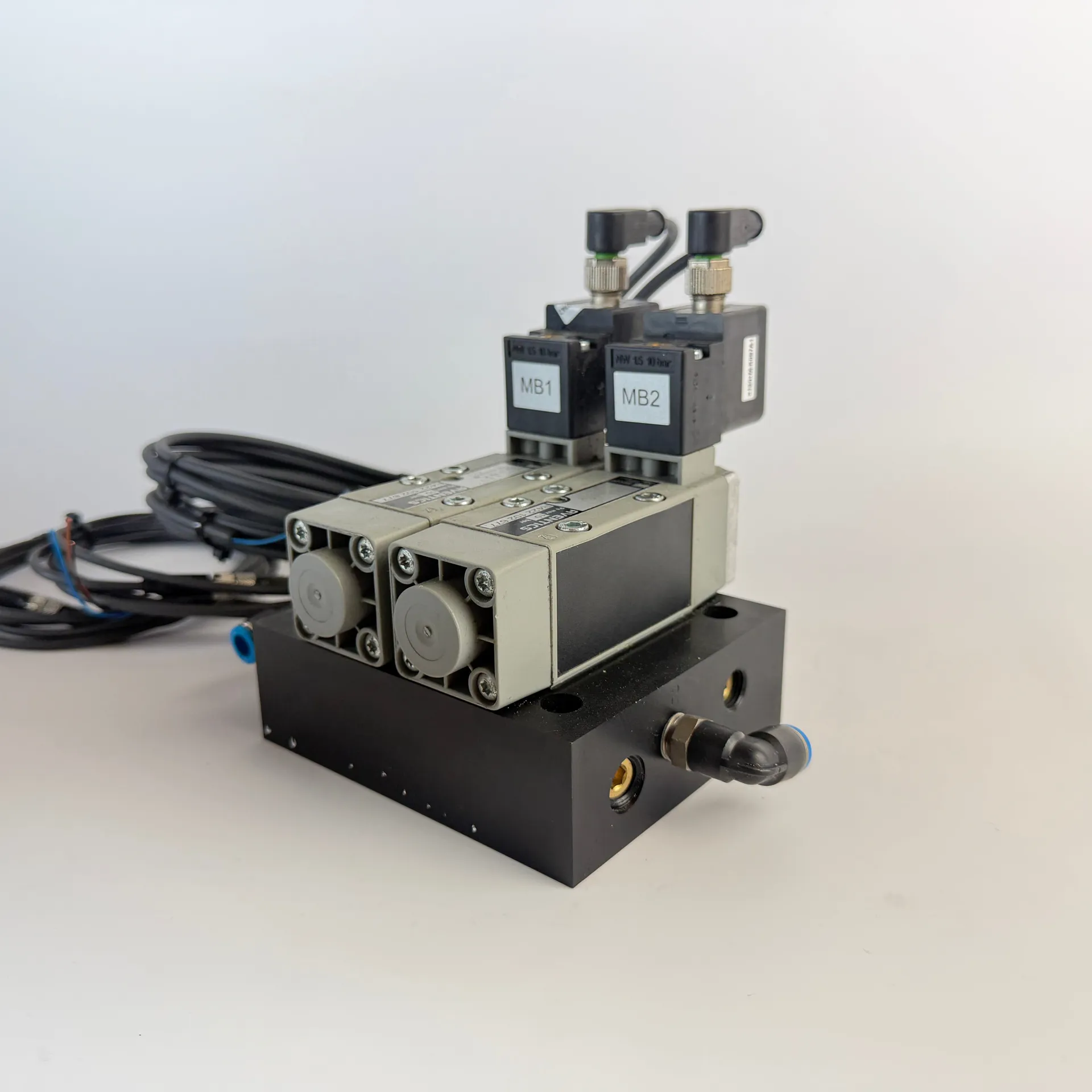 AVENTICS Dual 5/2 Pneumatic Valves R422 102 677 Valve Island R422 003 622 Sensors - Image 1