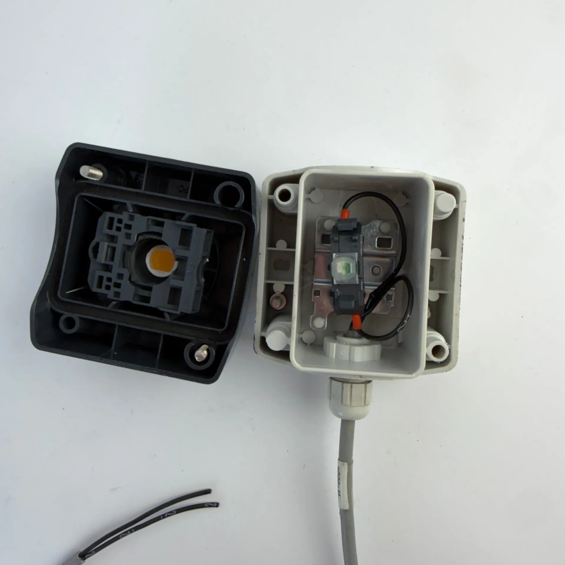 Lot of 2 Schneider Electric Harmony XALD Yellow/Amber Pilot Light Control Stations - Thumbnail 13