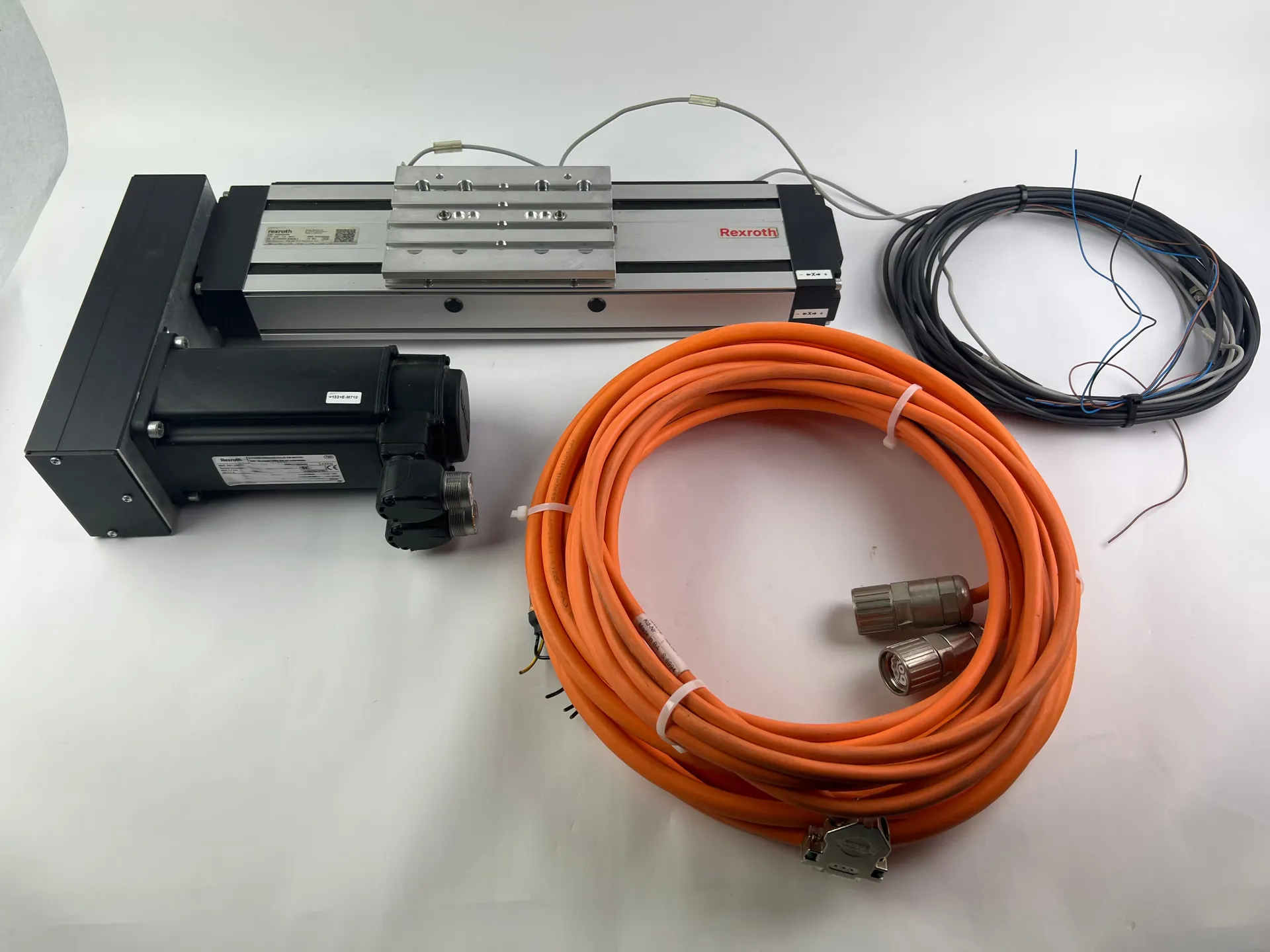 Rexroth R030520400 CKK-110-NNG1 Compact Module + R911306060 MSK040C-0600-NN-M1-UG0-NNNN Motor + 2 Cables + 2 Sensors - Image 1