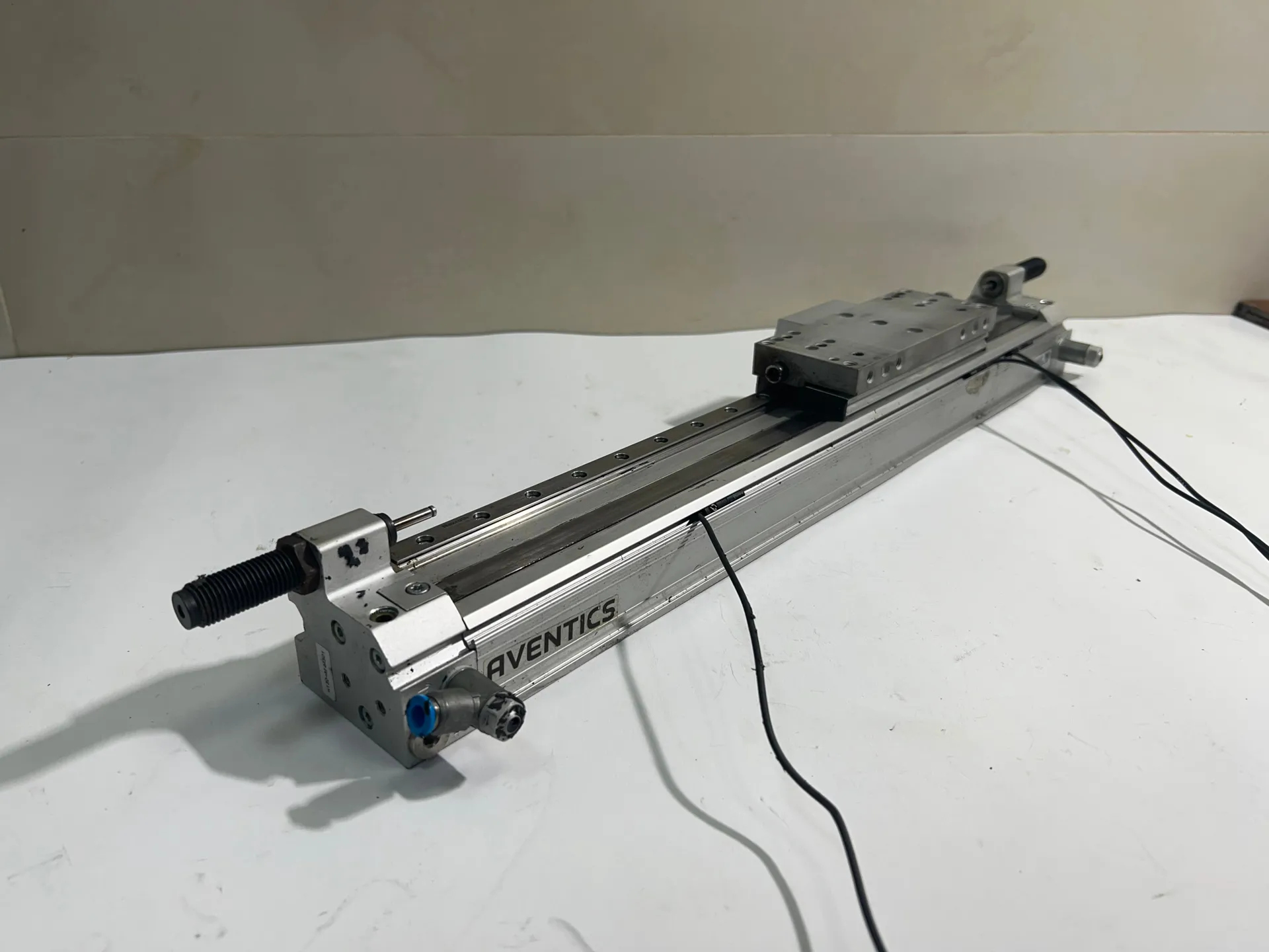 Aventics R480687311 Linear Drive Pneumatic Cylinder 8 Bar with 2 Sensors 1.4m - Thumbnail 2
