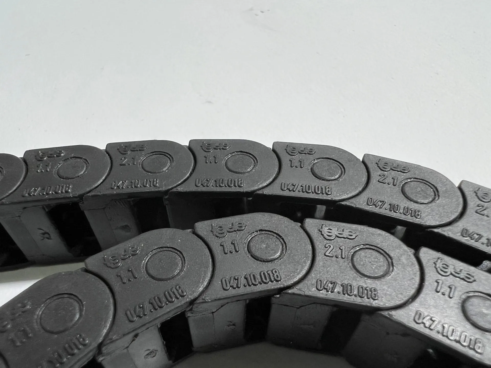 Igus 047.10.018 Energy Chain Cable Carrier – Lot of 35pcs - Image 1