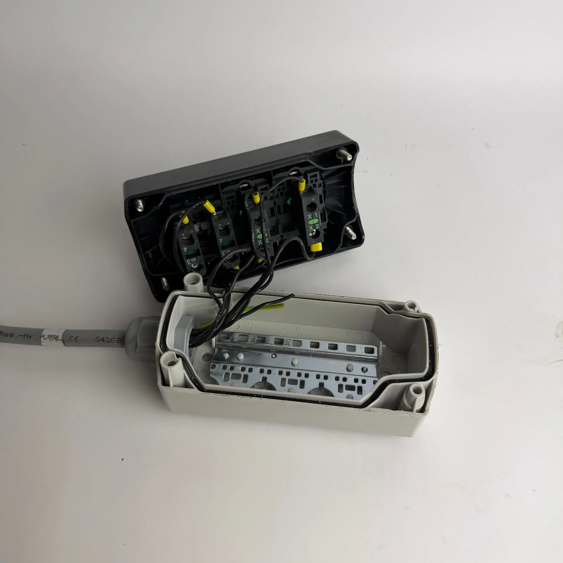 Schneider Electric XAL Control Station with Key Selector & 2 Green Pilot Lights, 2.2m Cable - Thumbnail 10