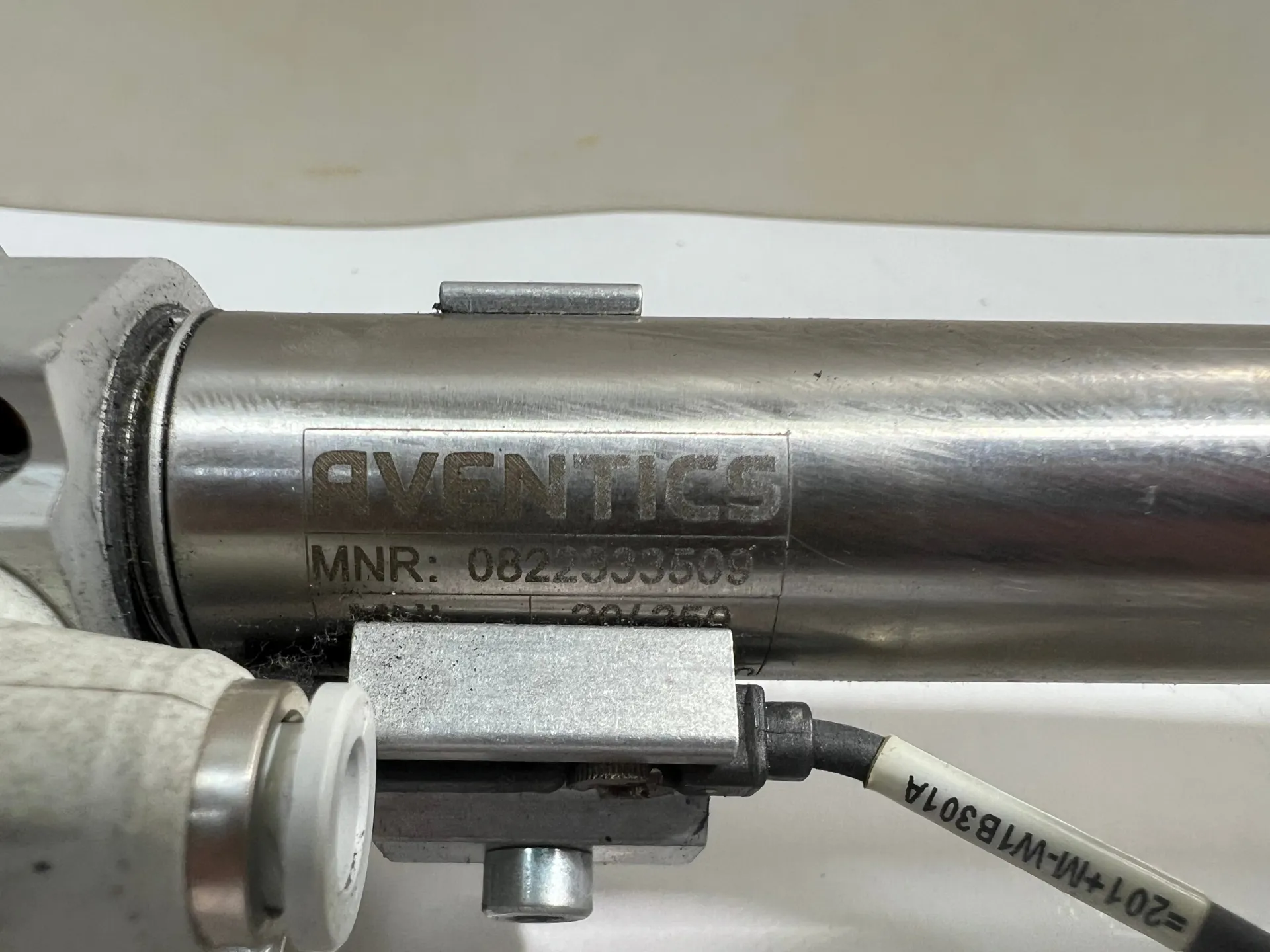 Aventics Pneumatic Cylinder 0822333509 10Bar with Sensor & 1.3m Cable - Thumbnail 3