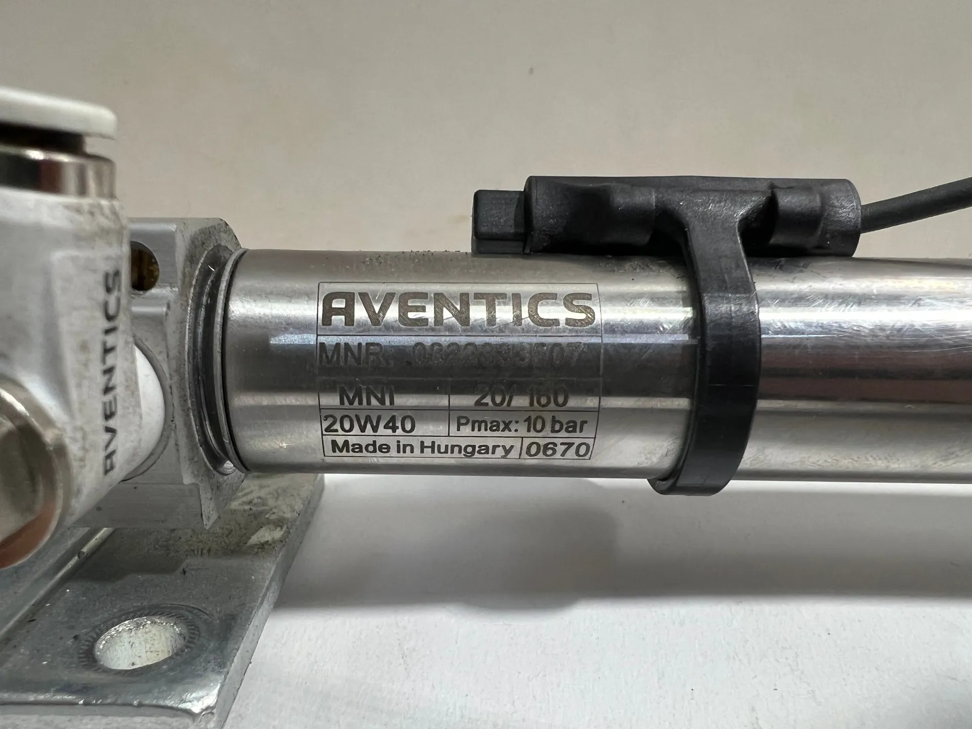 Aventics Pneumatic Cylinder 0822333507 10Bar with Sensor & 0.5m Cable - Thumbnail 3
