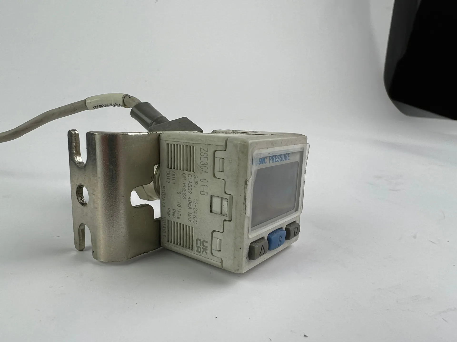 SMC ZSE30A-01-B Pressure Switch + 500cm Cable - Thumbnail 3