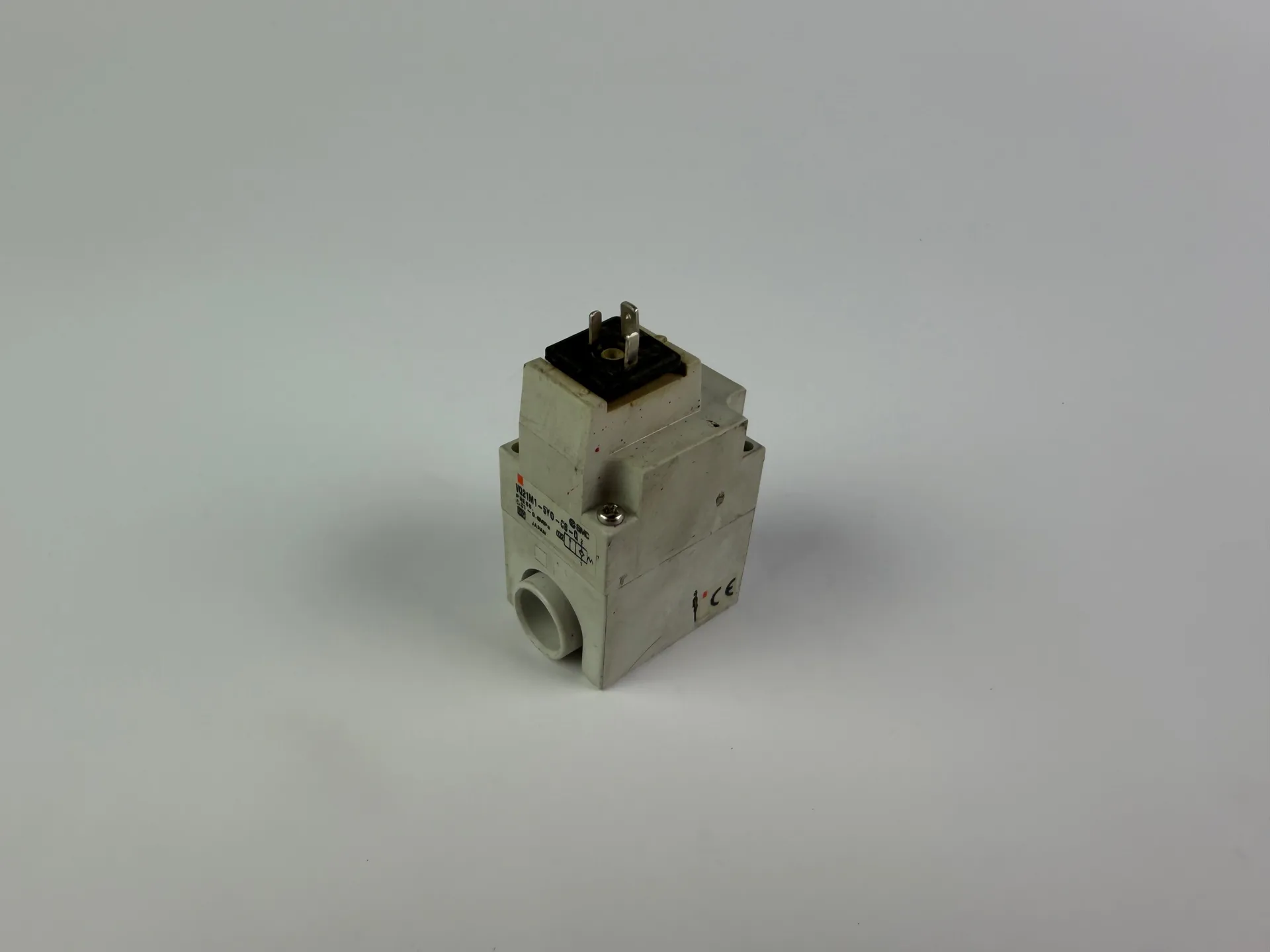 SMC VQ21M1-5YO-C8-Q Solenoid Valve 24VDC 0.01–0.6 MPa Compact Manifold Type - Image 1
