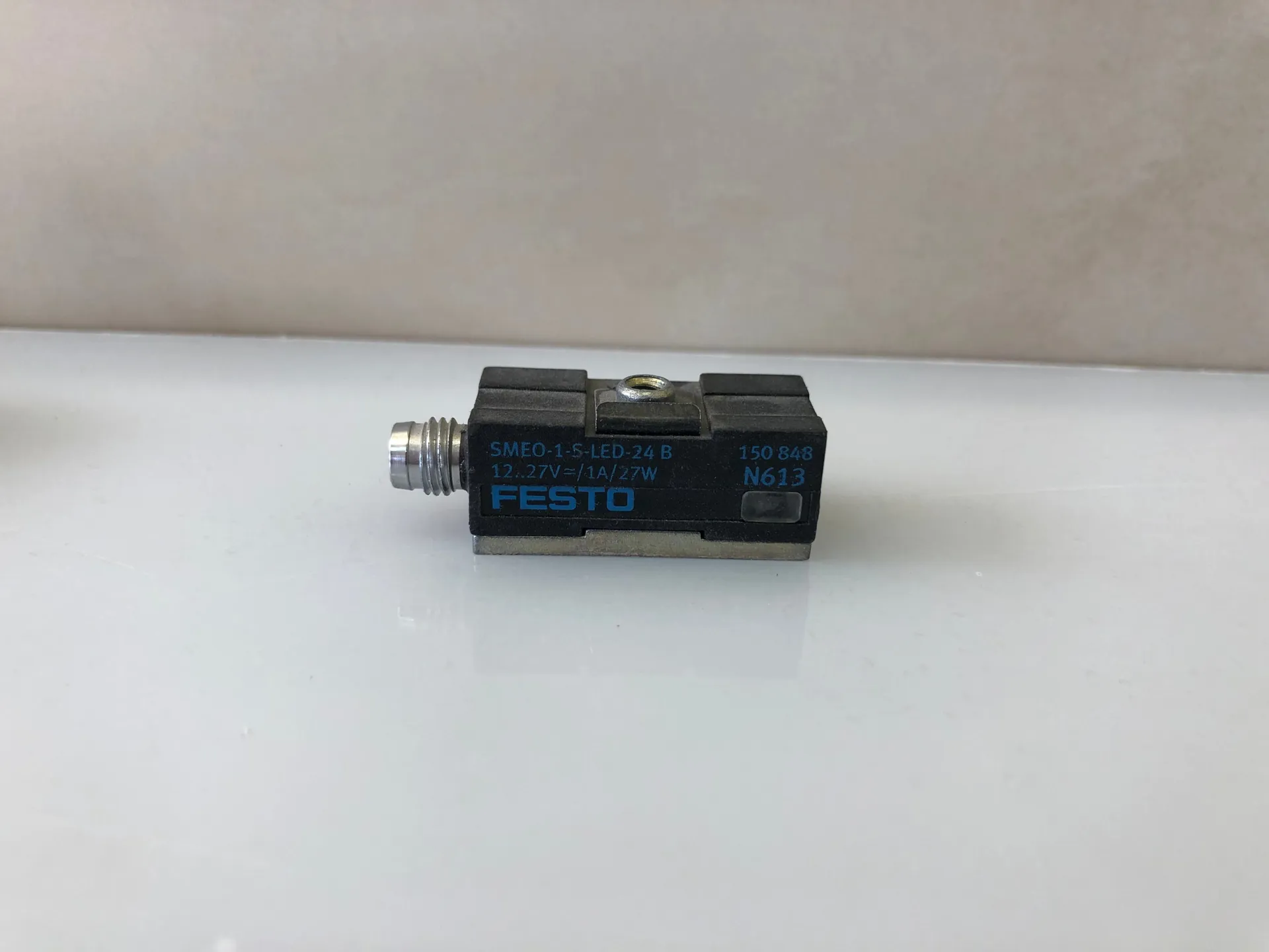 Festo SMEO-1-S-LED-24 B Proximity Sensors Festo SMEO-1-S-LED-24-B 12-27V - Image 1