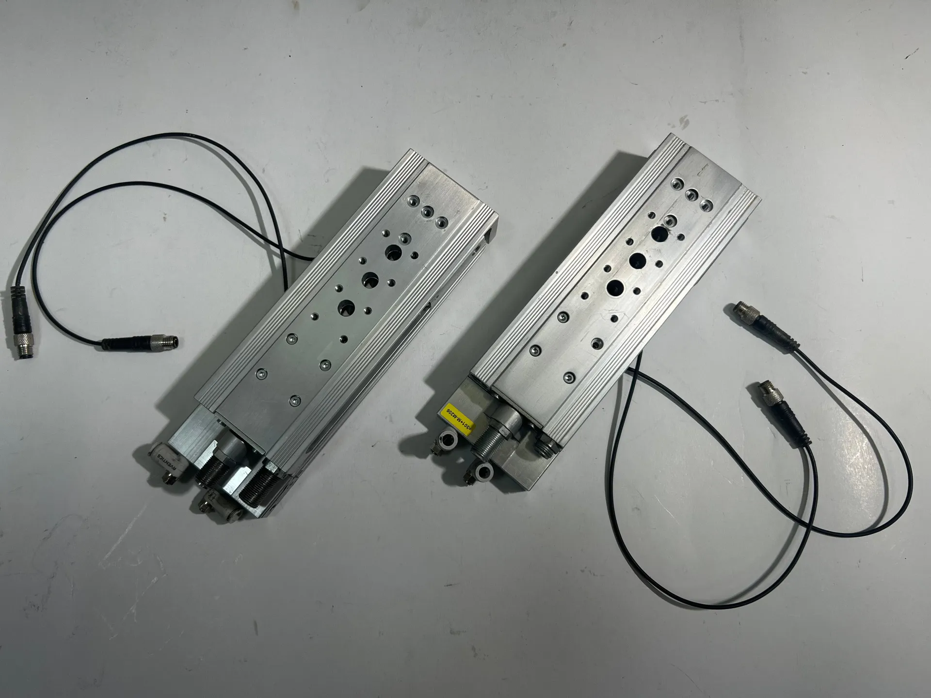 1x Aventics R480640132 Slide Cylinder 10Bar with 2 Sensors - Thumbnail 2