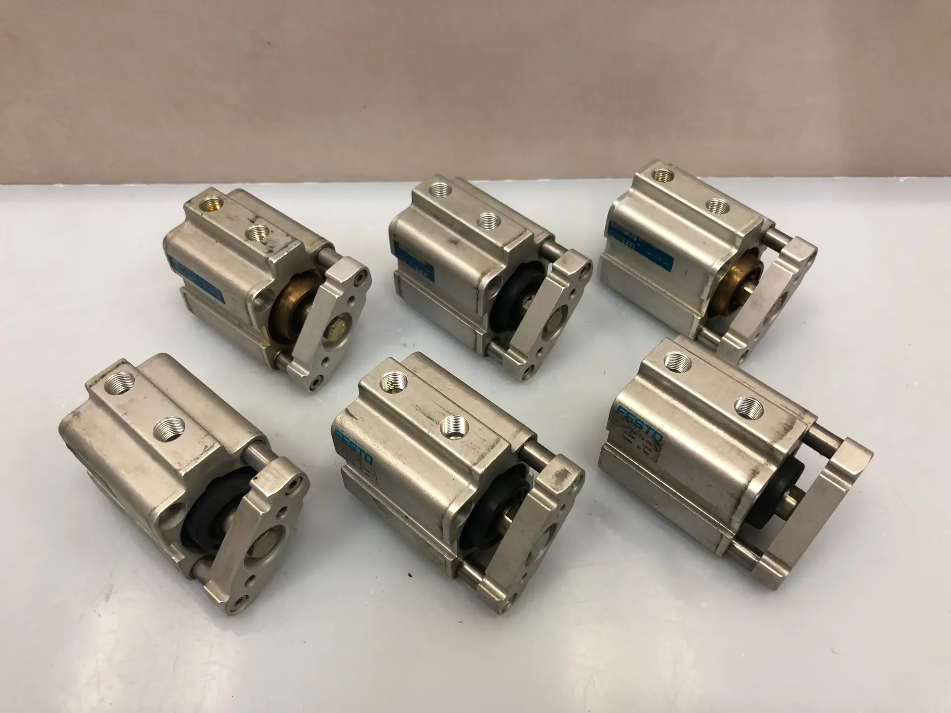1x FESTO ADVL-32-18-A 154628 Compact Pneumatic Cylinder – 32mm Bore 18mm Stroke - Image 1