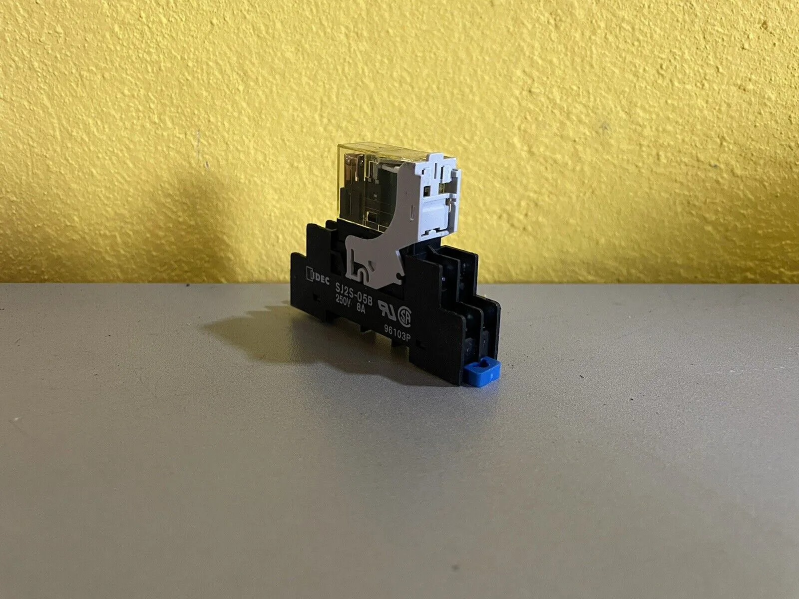 Lot of 6 Idec sj2s-05b Relay Socket, 250v, 8a