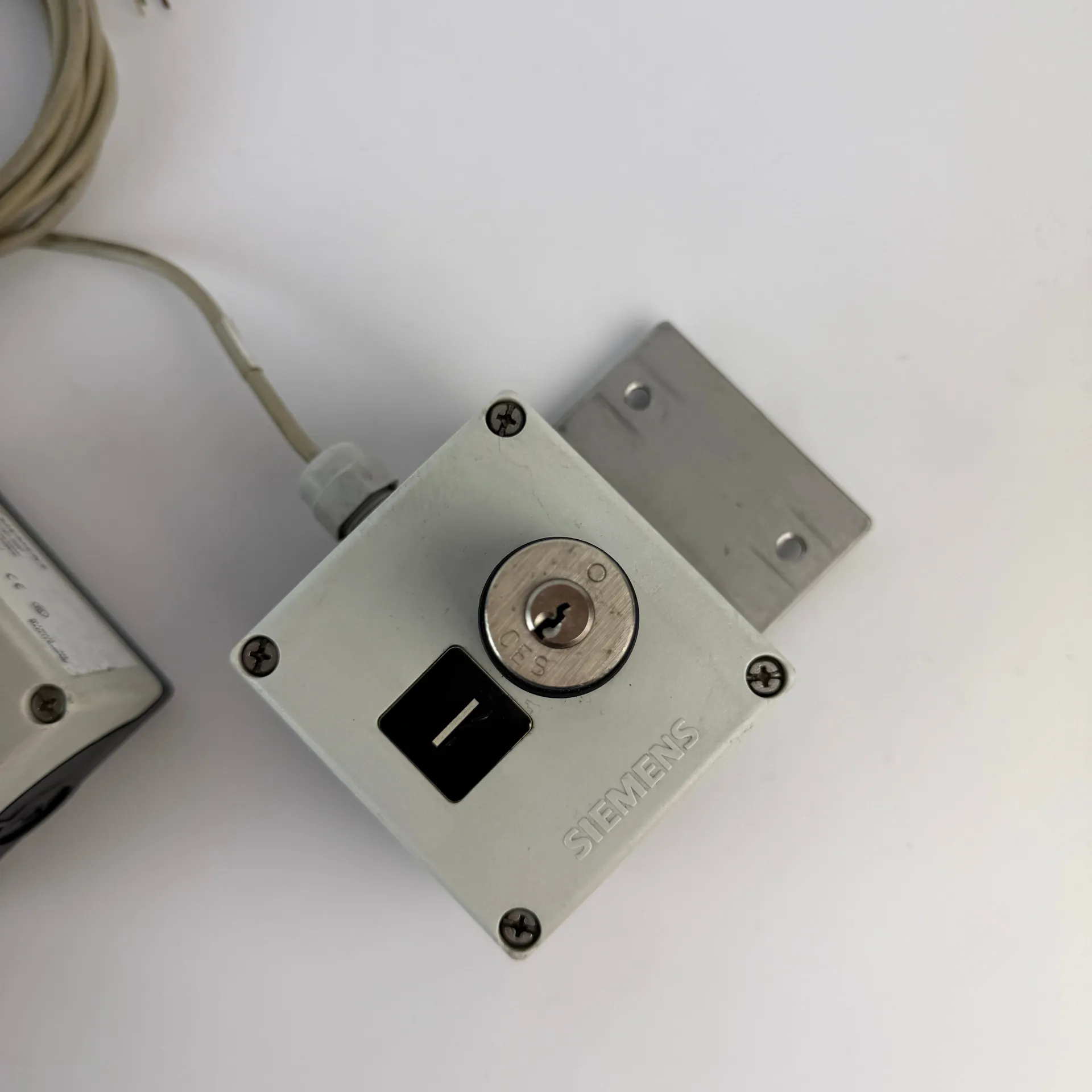 Siemens 3SB3801-0DA3 Key Selector Control Station Enclosure – Lot of 2 - Thumbnail 10