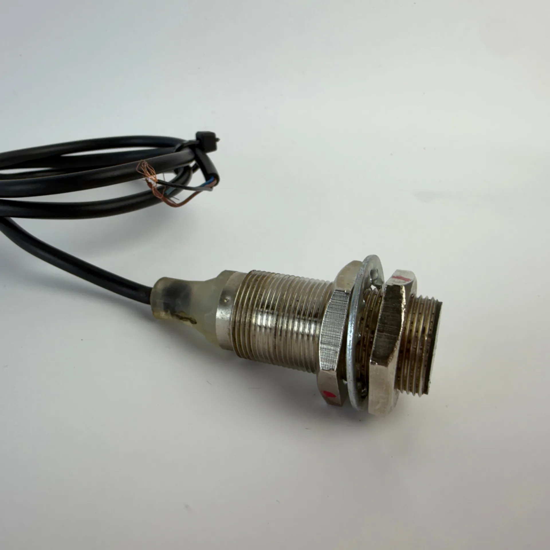 Omron E2B-M18KS08-WP-C1 Inductive Proximity Sensor M18 NPN NO 8mm – 60cm Cable - Thumbnail 3