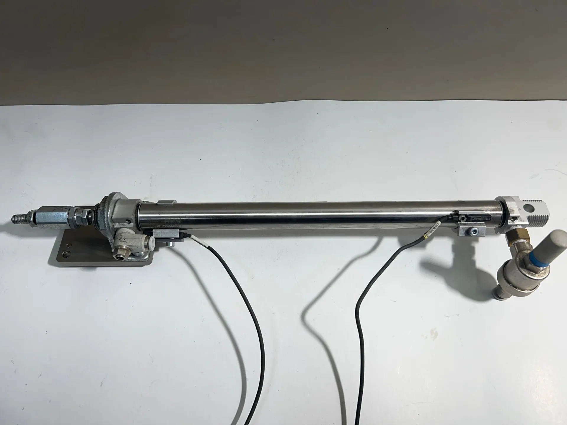 Aventics Pneumatic Cylinder 0822333509 10Bar with Sensor & 1.3m Cable - Image 1