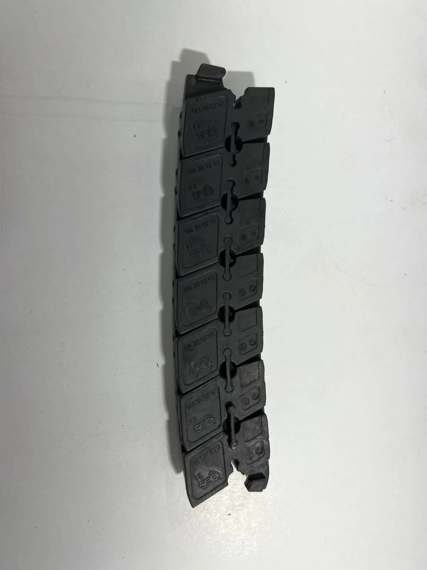 Igus E6-29-02-100 Wireway Robotic Cable Carrier / Cable Chain - Image 1