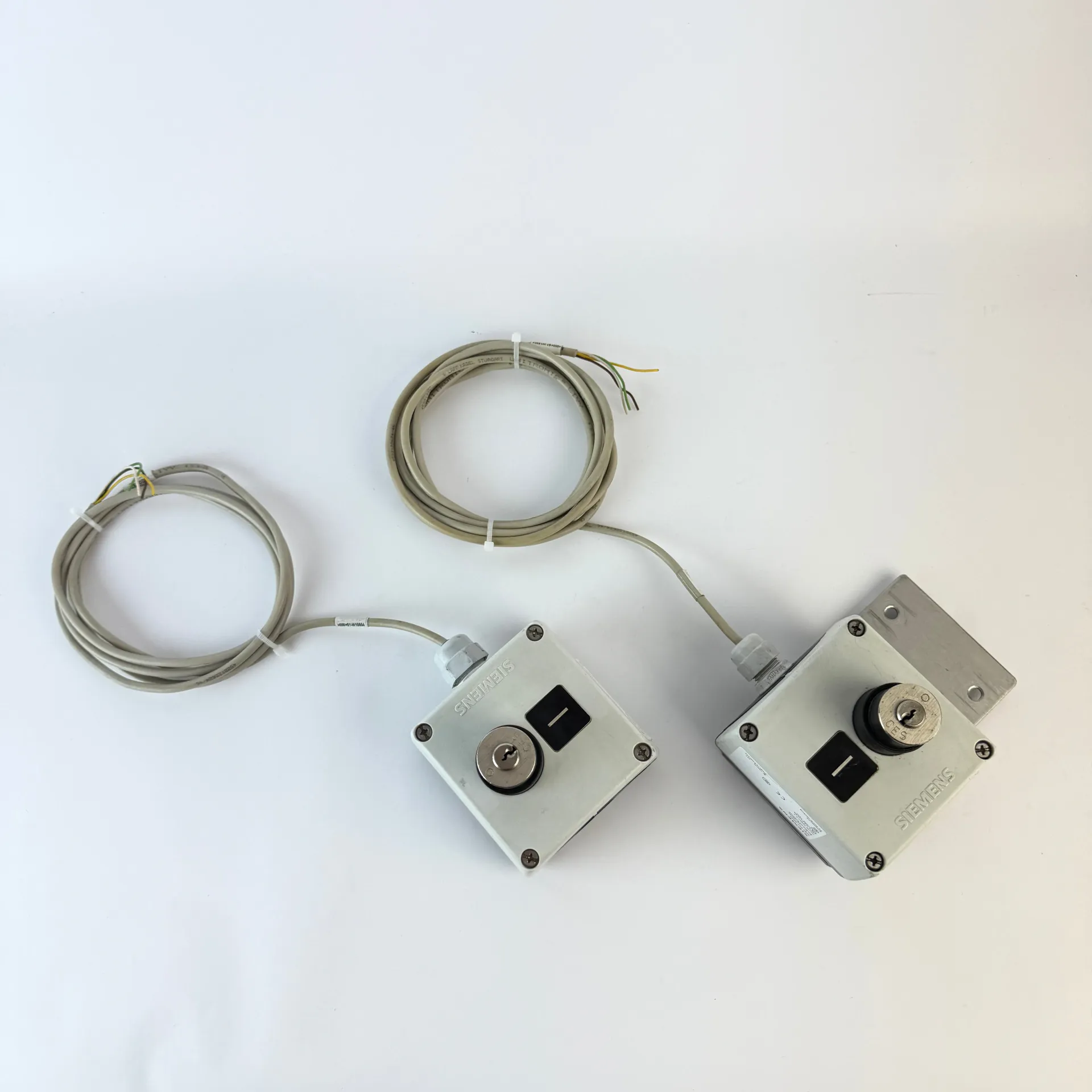 Siemens 3SB3801-0DA3 Key Selector Control Station Enclosure – Lot of 2 - Thumbnail 2