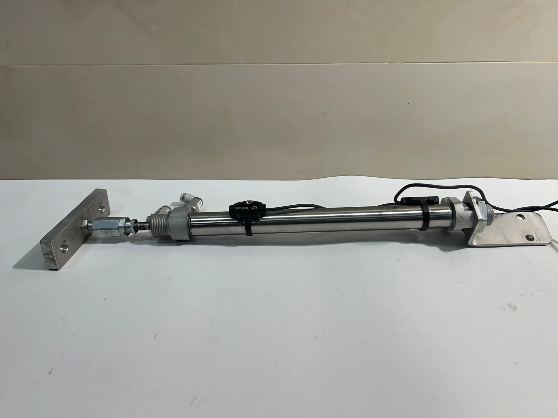 1x Aventics Pneumatic Cylinder 0822333508 10Bar with Sensor & 2m Cable - Thumbnail 2