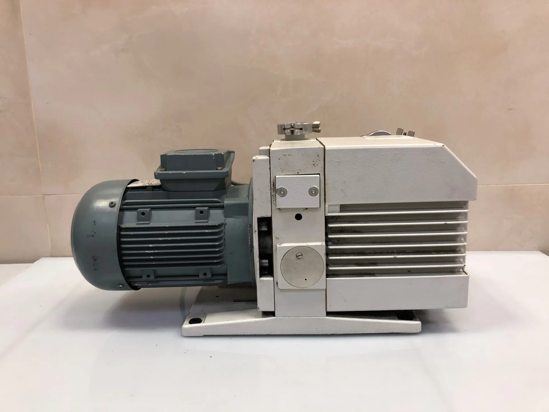 Leybold TRIVAC D16B Rotary Vane Vacuum Pump – Model 11266 / 20900332540 - Thumbnail 2