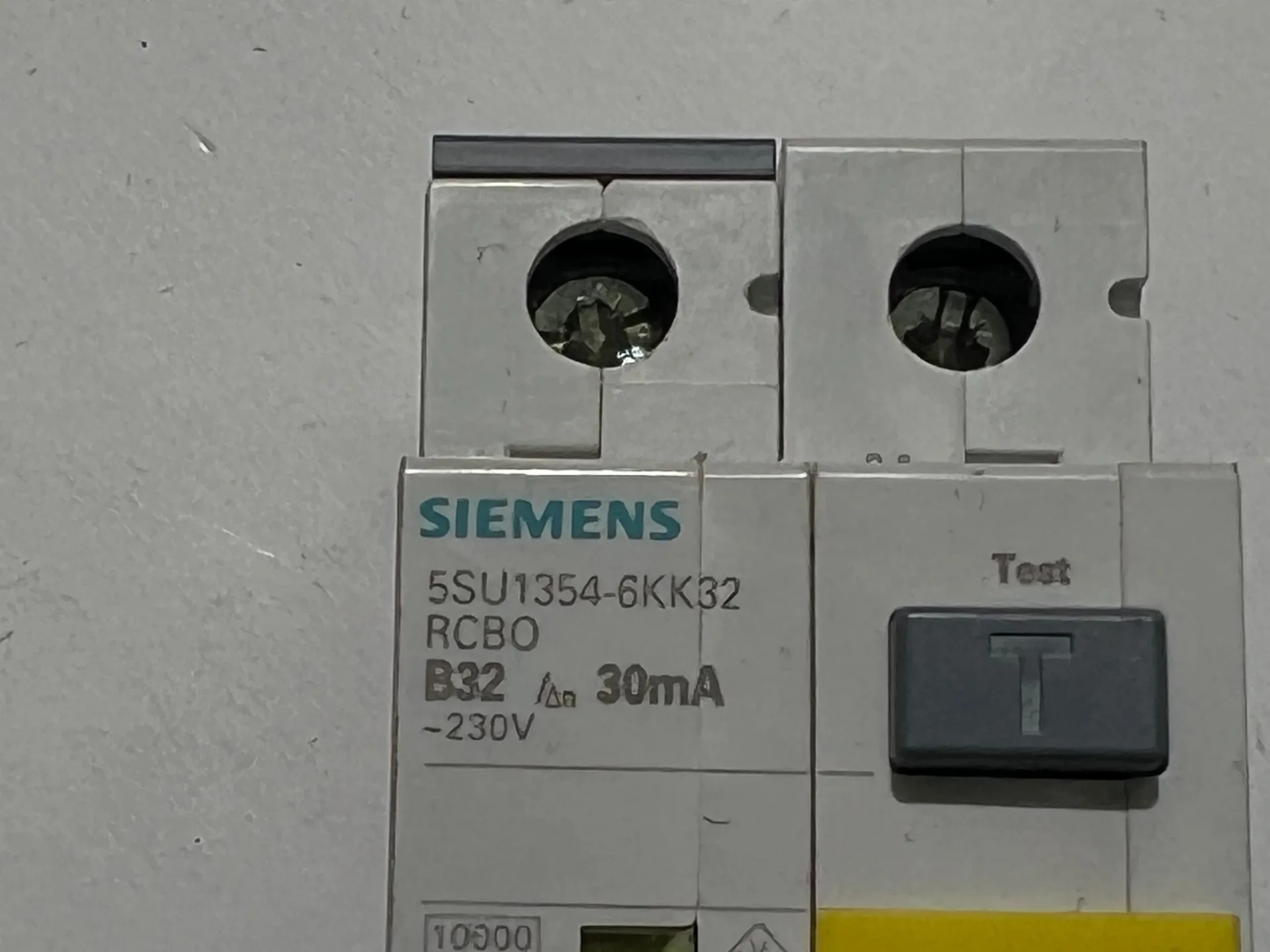1x Siemens 5SU1354-6KK32 RCBO B32 30mA 230V 6kA Circuit Breaker - Thumbnail 2