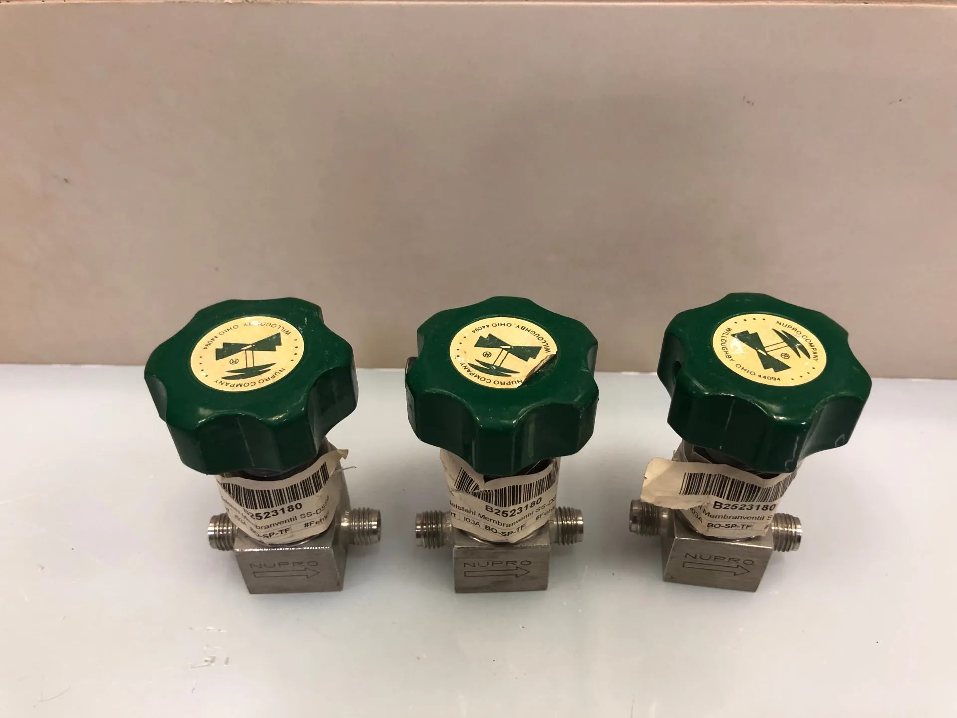 1x NUPRO SS-DSS6MM Stainless Steel Needle Valve - Image 1