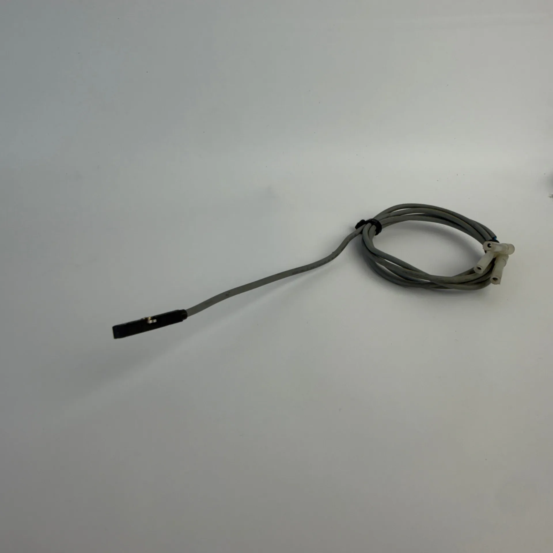 Festo 574335 SMT-8M-A-PS-24V-E-2,5-OE PNP Proximity Sensor 100cm Cable - Image 1