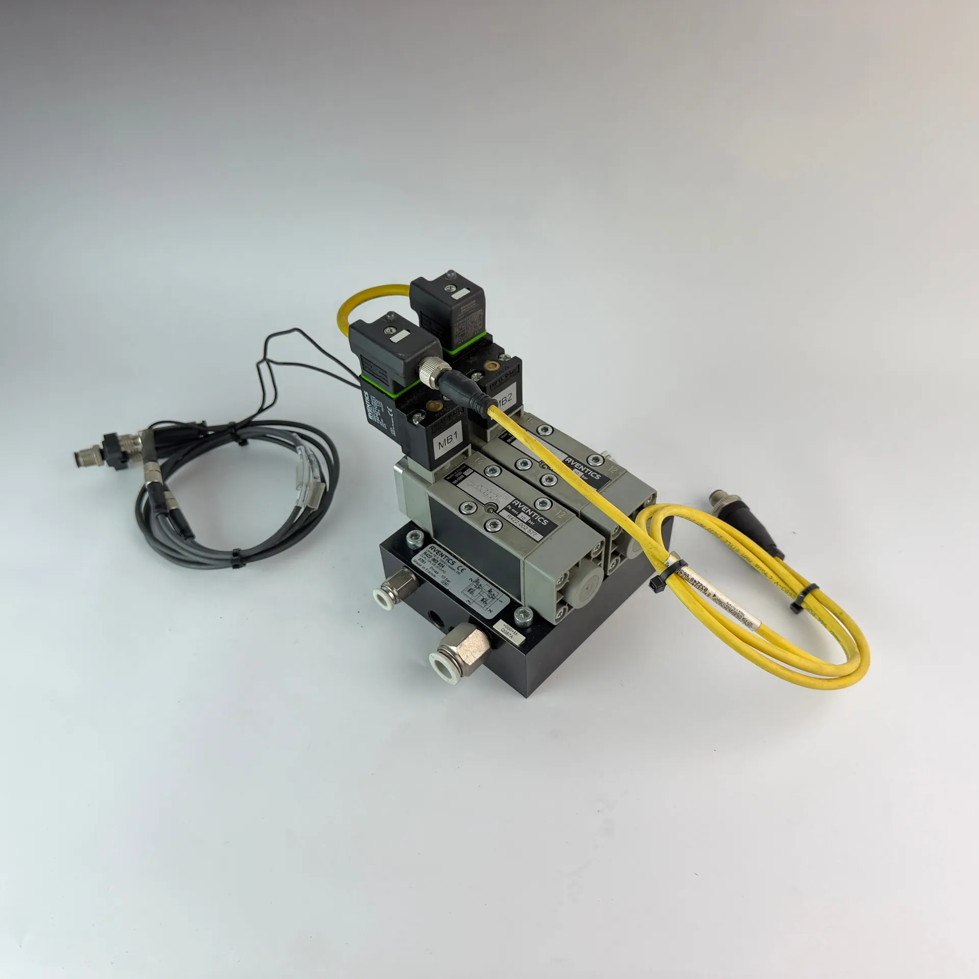 AVENTICS Dual 5/2 Directional Valve R422 002 577 w/ Valve Island R422 003 624 + Sensors - Image 1