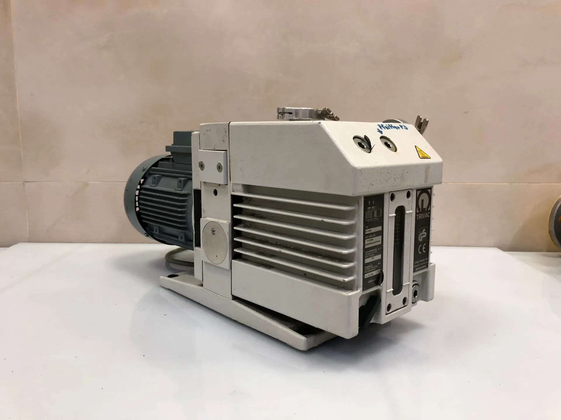Leybold TRIVAC D16B Rotary Vane Vacuum Pump – Model 11266 / 20900332540 - Thumbnail 4