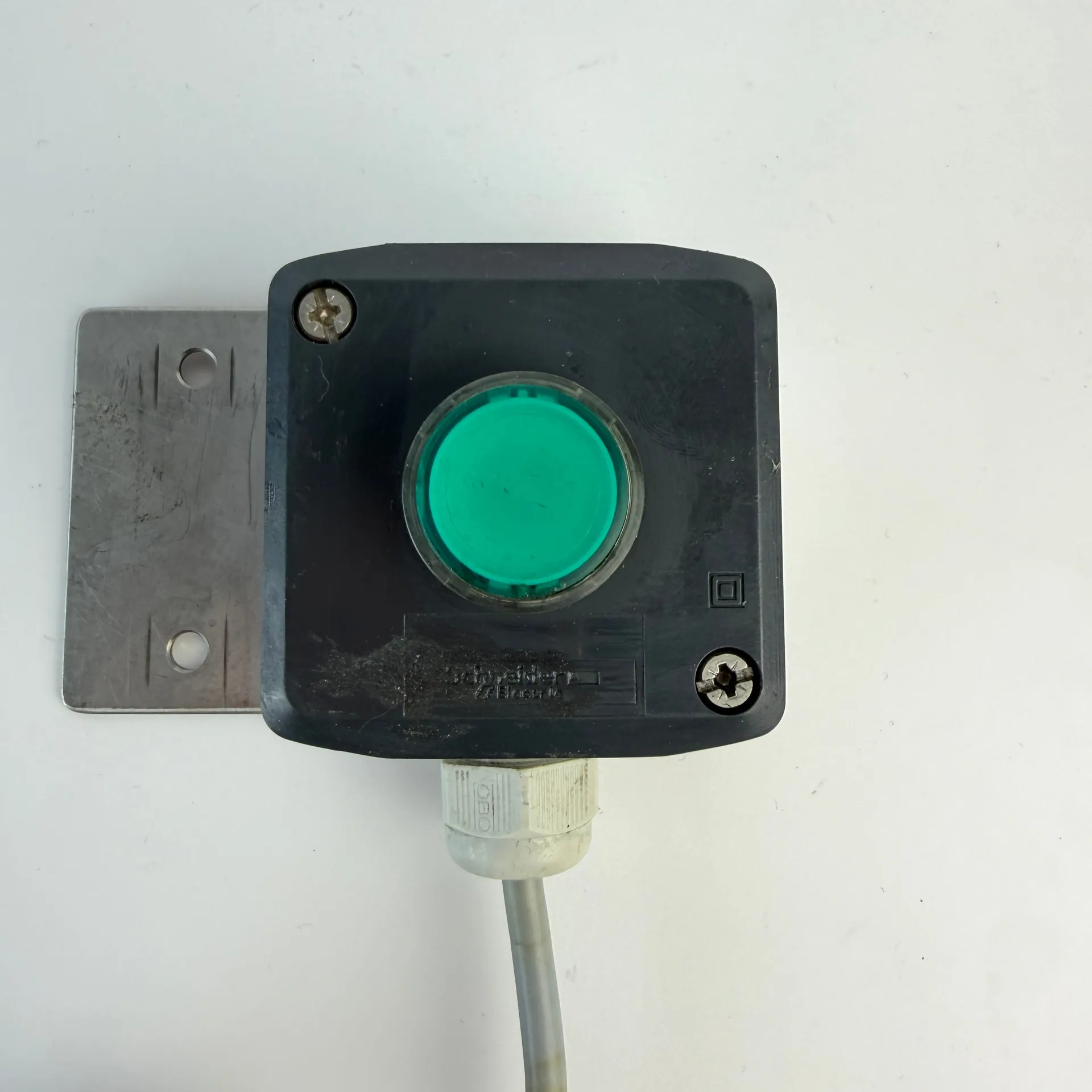 Lot of 3 Schneider Electric XAL Green Illuminated Push Button Stations with Cables - Thumbnail 3