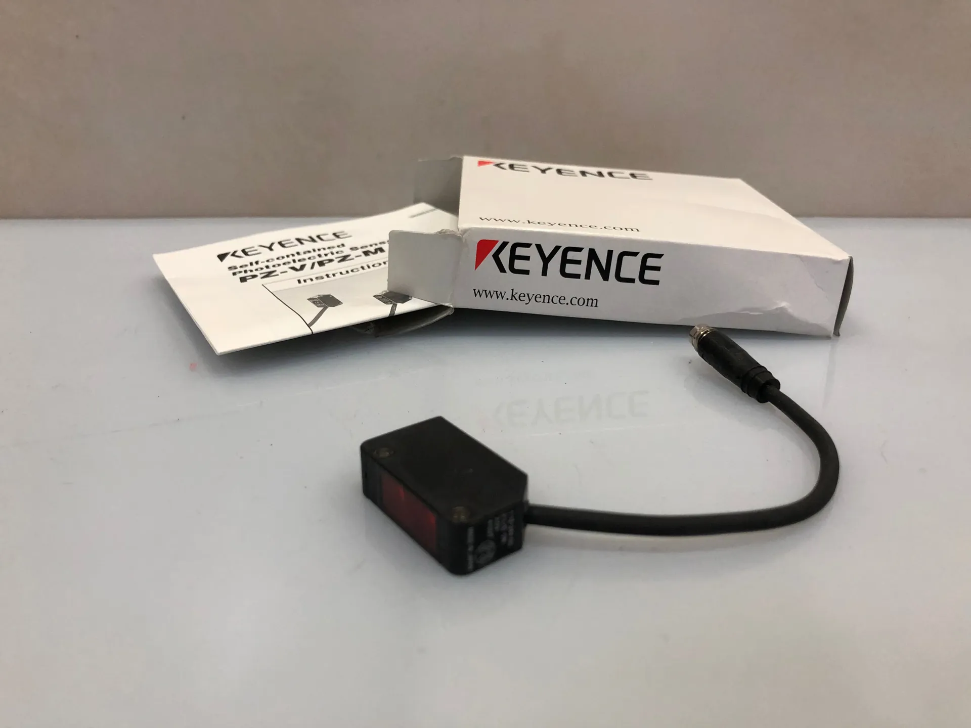 Keyence PZ-V12P Photoelectric Sensor – PNP Output, Compact Design - Image 1