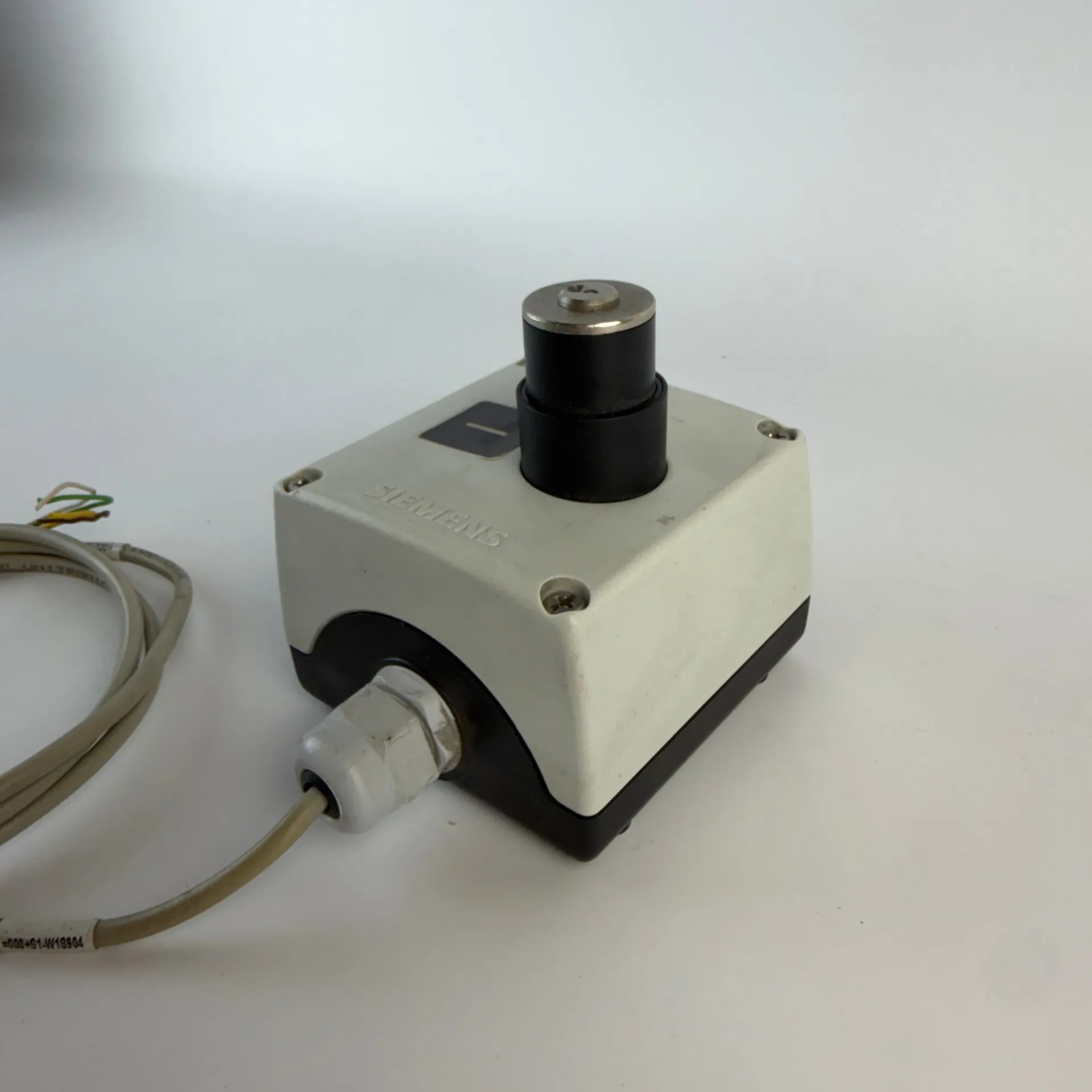 Siemens 3SB3801-0DA3 Key Selector Control Station Enclosure – Lot of 2 - Thumbnail 4