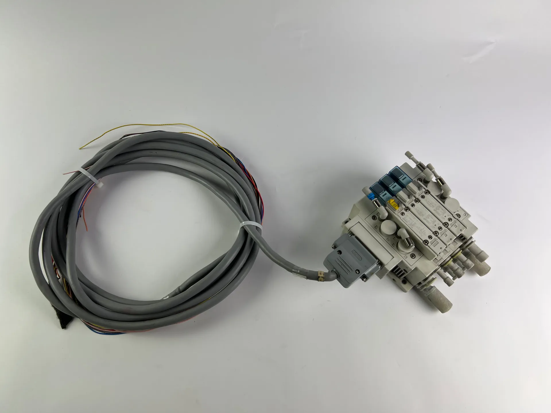 SMC SS5Y5-10-5880 Manifold + 2x SY5101R-5UF1 + 1x SY5201R-5UF1 Valves - Image 1