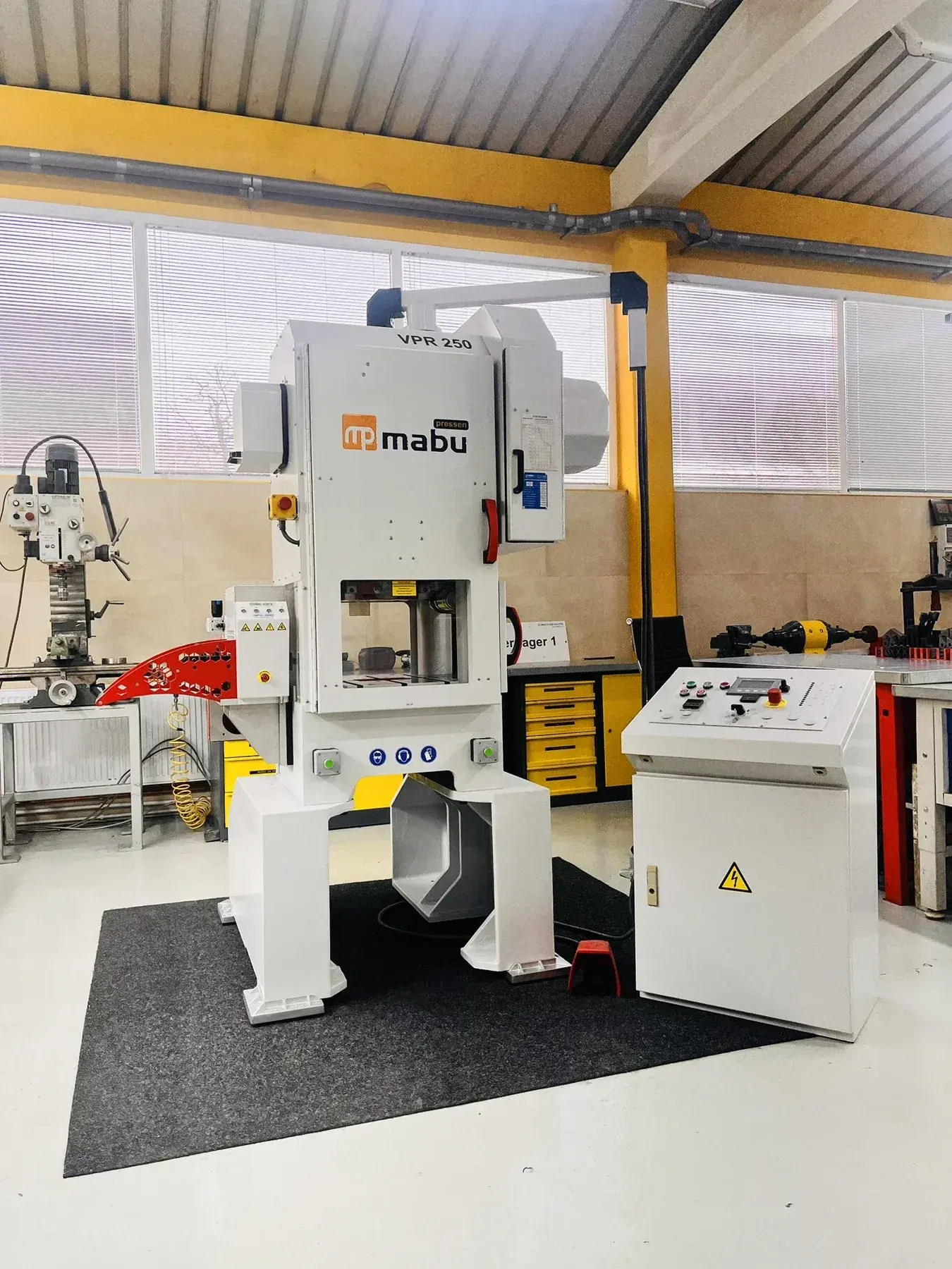 Mabu 25 VPR Automatic Punching Press 250 kN with Silicon SFS 200 Servo Feeder - Thumbnail 2