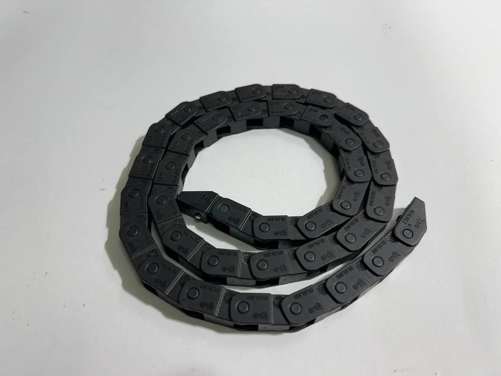 Igus 05.06.038 Energy Chain Cable Carrier – Lot of 37 Pieces - Image 1