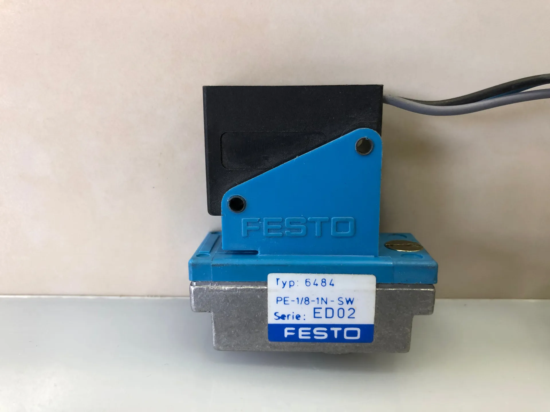 Festo ED02 PE-1/8-1N-SW 6484 Air-to-electric Converter - Image 1