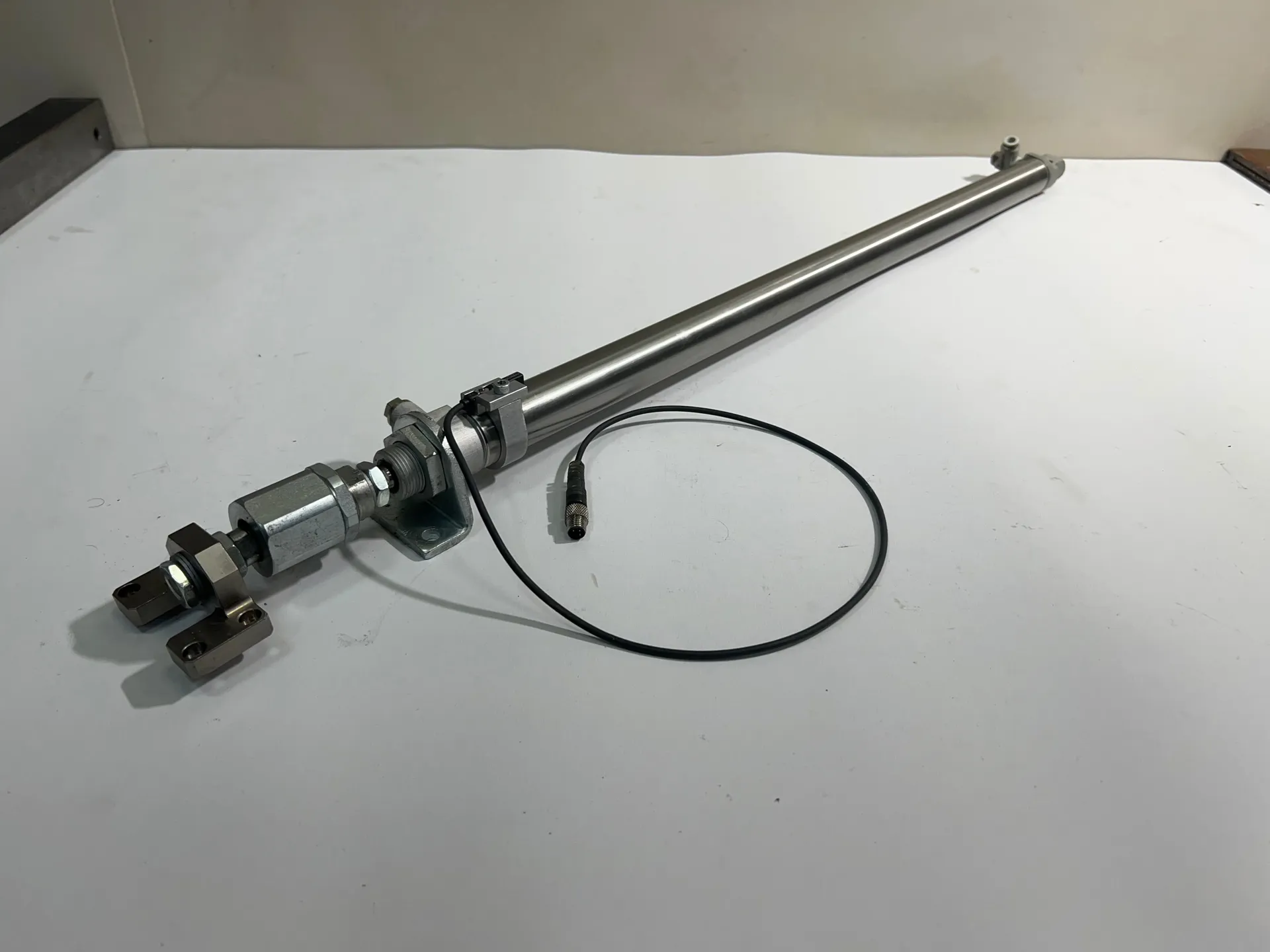 1x Aventics 0822334512 Pneumatic Cylinder 10Bar with Sensor R412022861 - Image 1