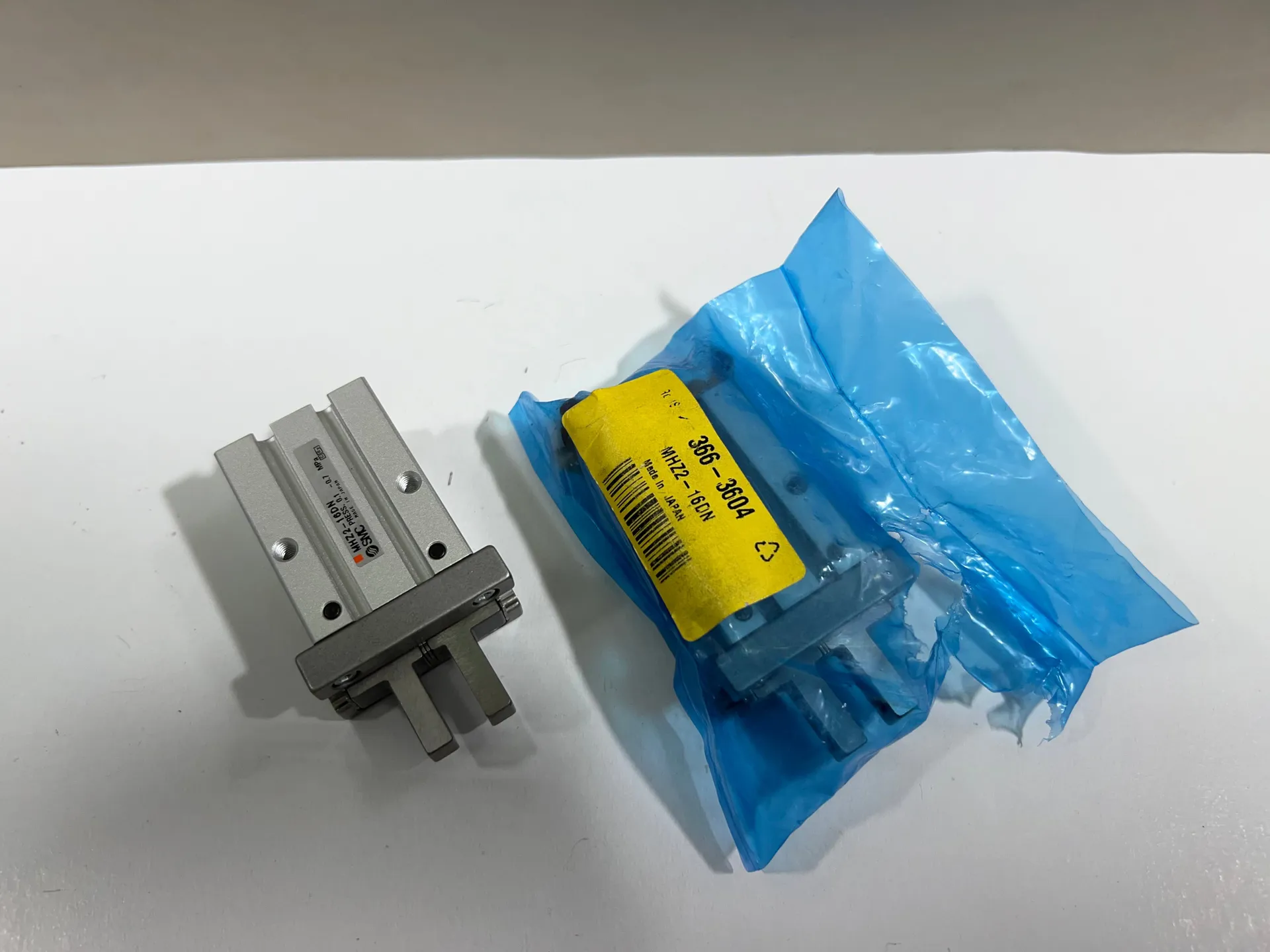 1x SMC MHZ2-16DN Parallel Style Air Gripper – New - Thumbnail 3