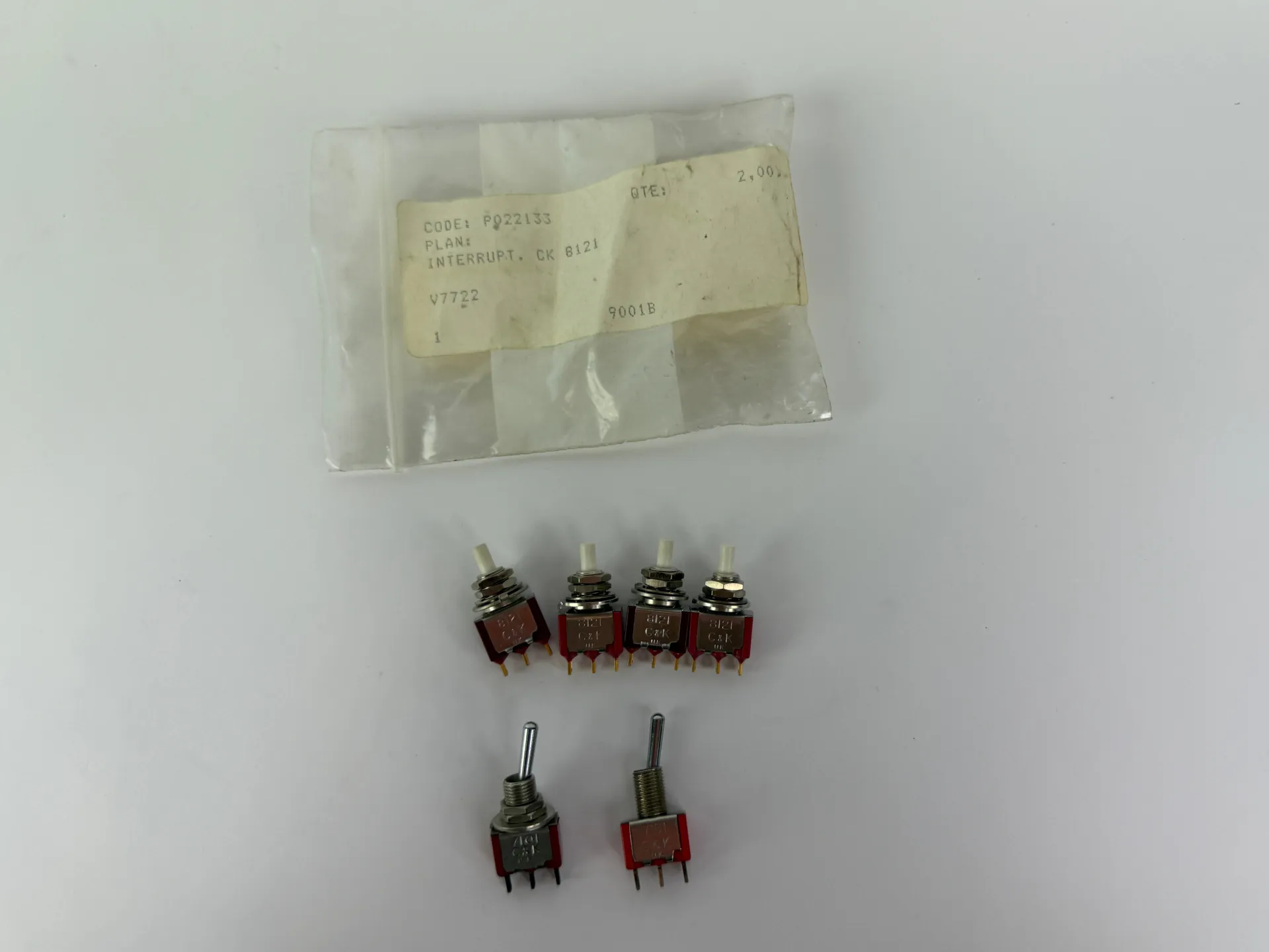 Lot of 6 C&K Switches 4x 8121 Push Button + 2x 7101 Toggle Panel Mount - Thumbnail 5