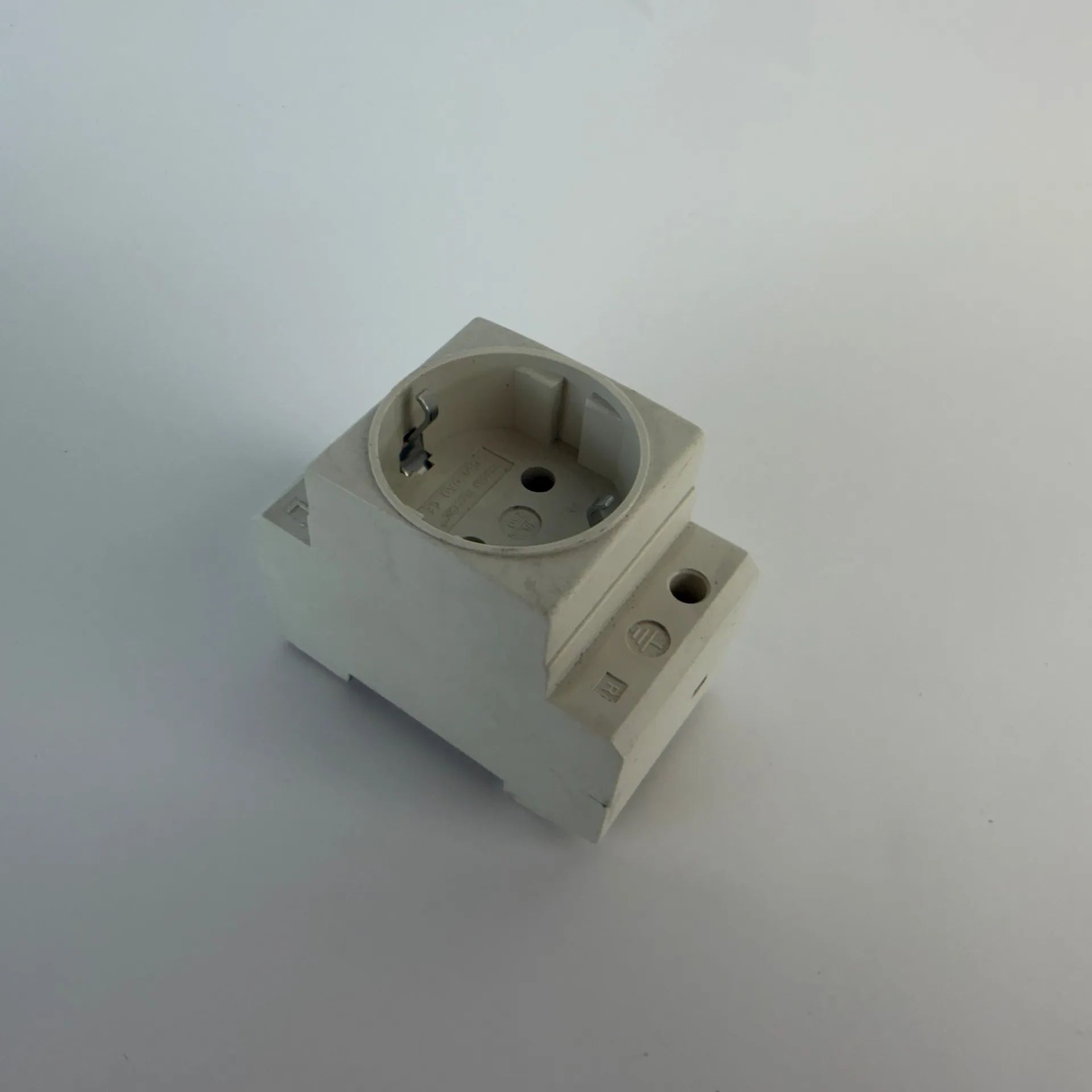 Tracon Electric C60-DAO DIN Rail Schuko Socket 230V 16A 2P+E - Thumbnail 6