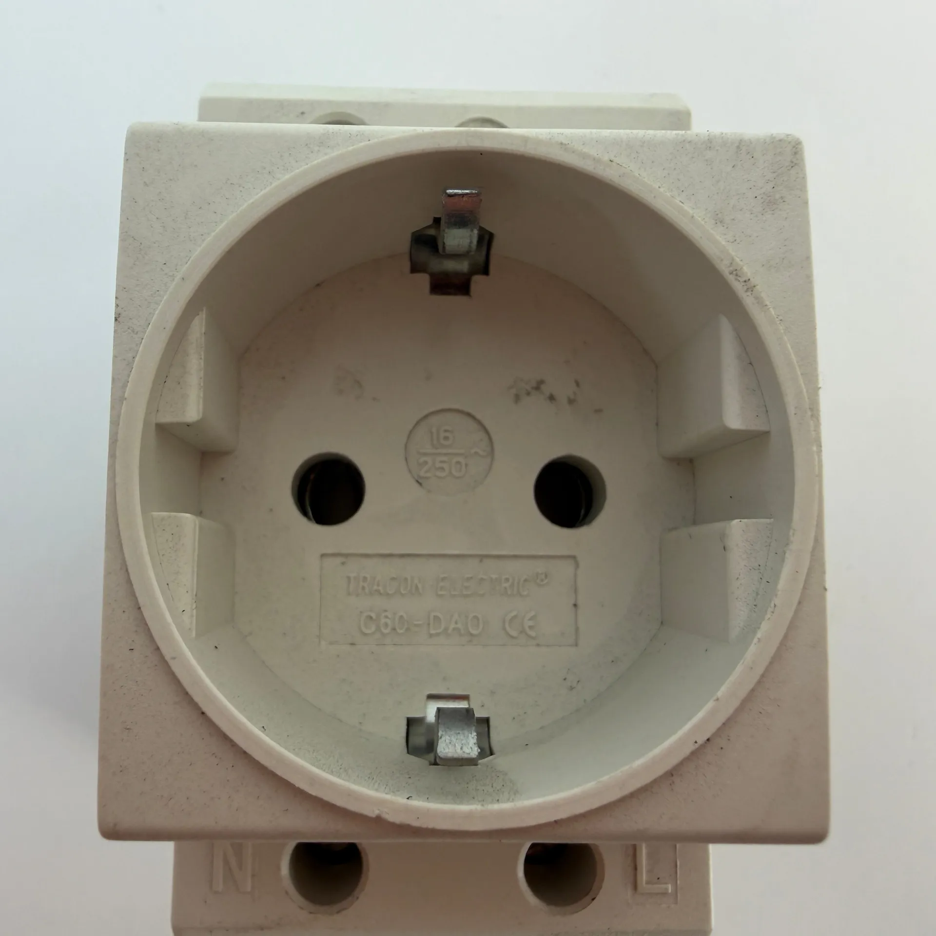 Tracon Electric C60-DAO DIN Rail Schuko Socket 230V 16A 2P+E - Thumbnail 5