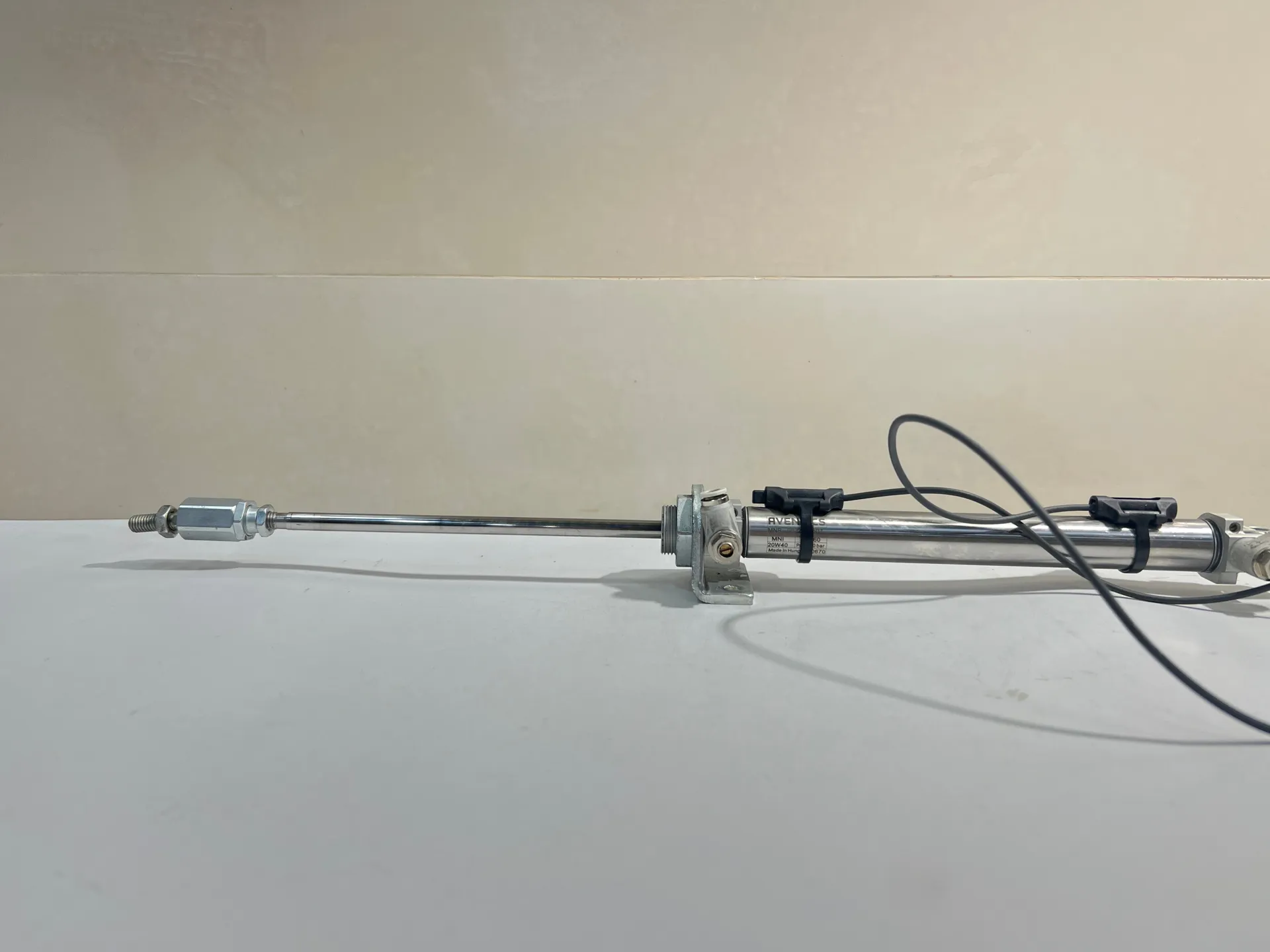 Aventics Pneumatic Cylinder 0822333507 10Bar with Sensor & 0.5m Cable - Image 1