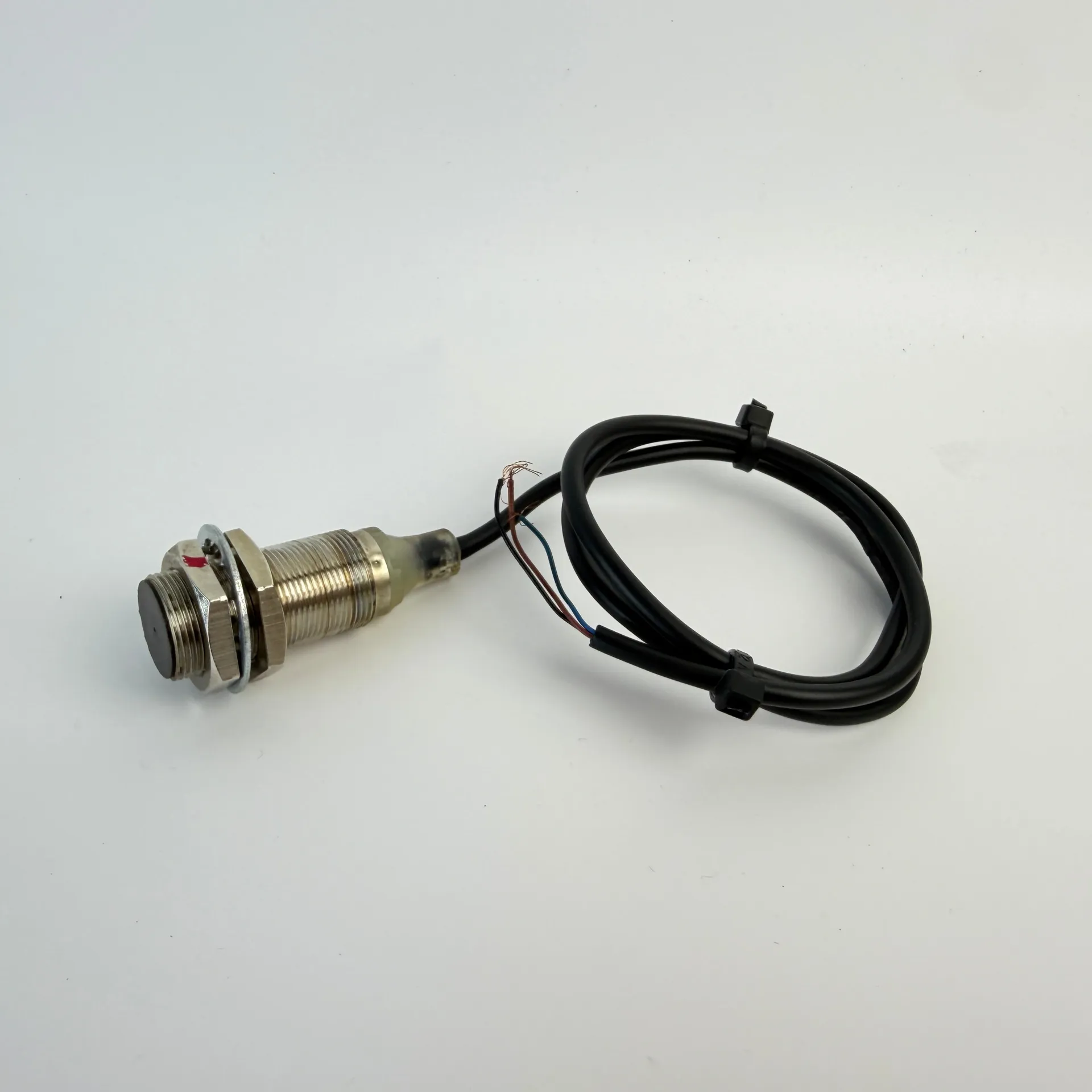 Omron E2B-M18KS08-WP-C1 Inductive Proximity Sensor M18 NPN NO 8mm – 60cm Cable - Image 1