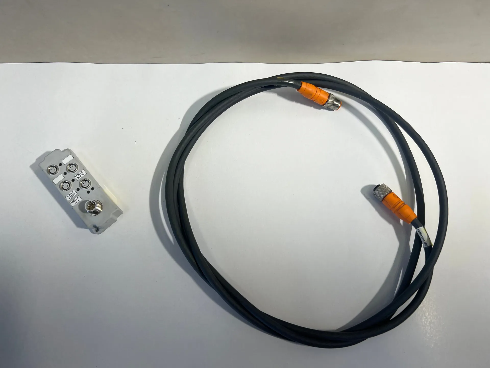 1x Rexroth AVENTICS R402001810 Passive Distributor Block Series AES with 2m Cable - Image 1