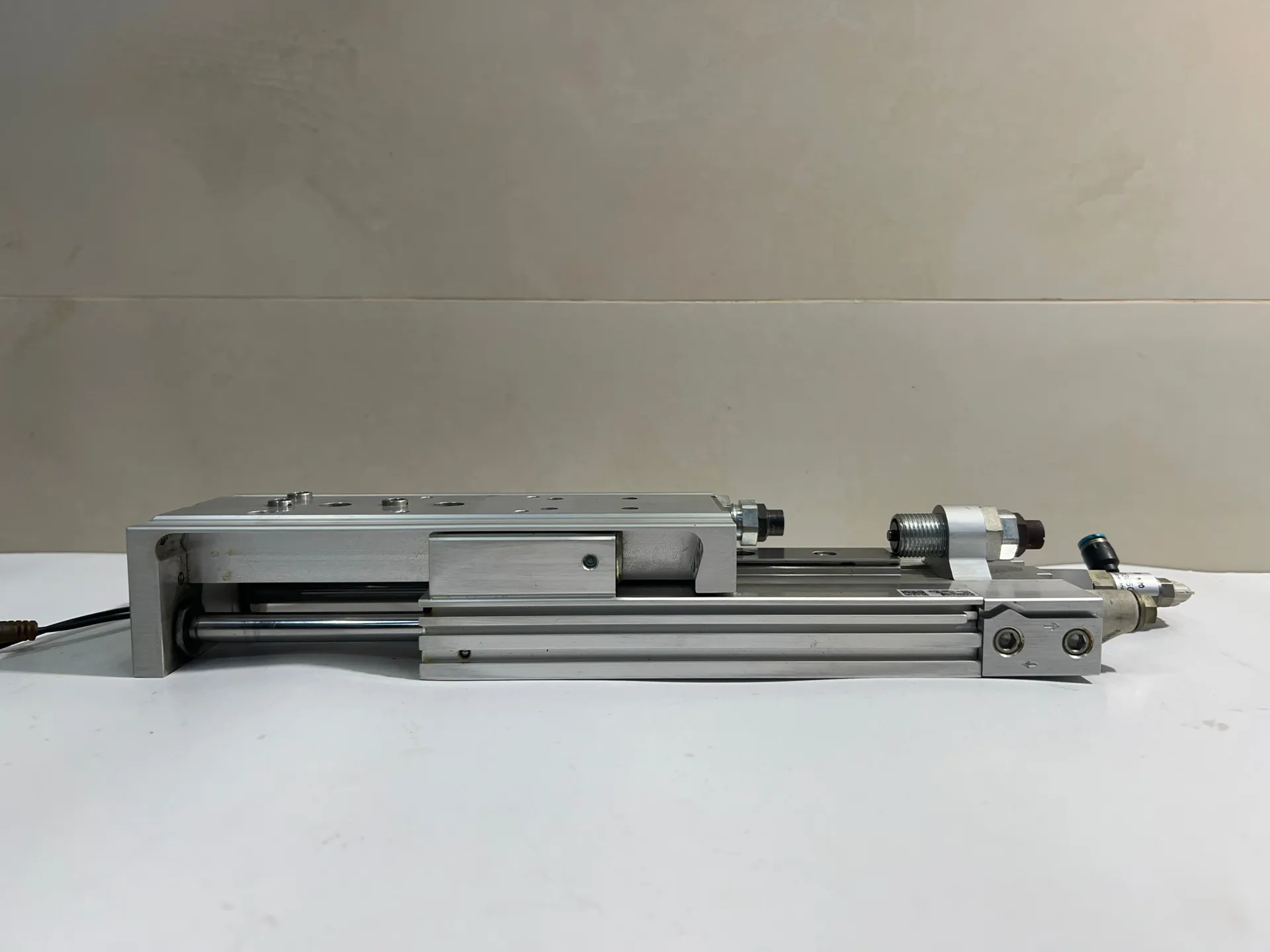 Aventics R480640189 Slide Cylinder 10Bar with Sensor & 1.1m Cable - Image 1