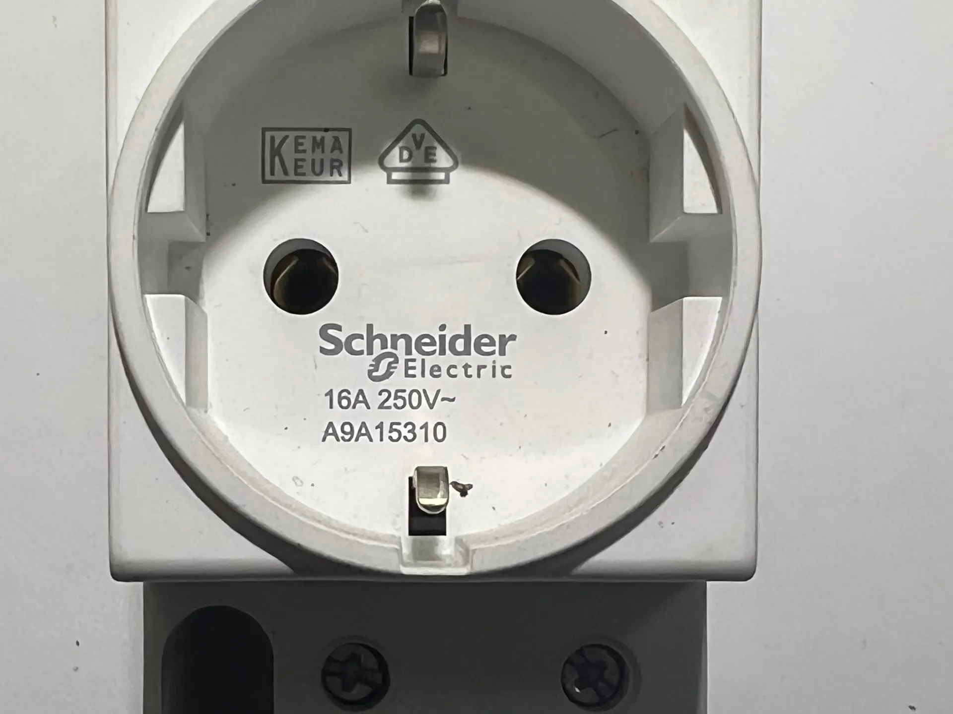 1x Schneider Electric A9A15310 Socket 16A 250V - Image 1