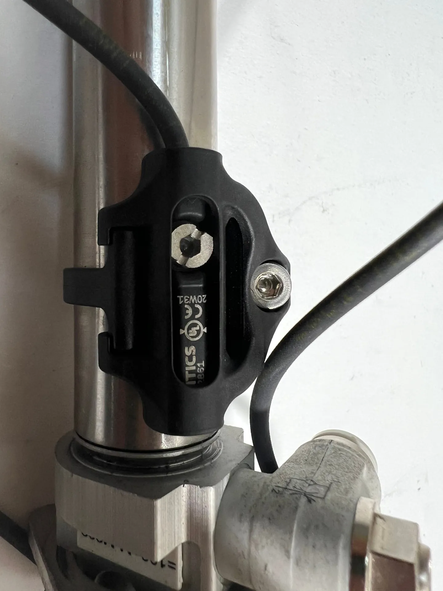 1x Aventics Pneumatic Cylinder 0822333508 10Bar with Sensor & 2m Cable - Thumbnail 6