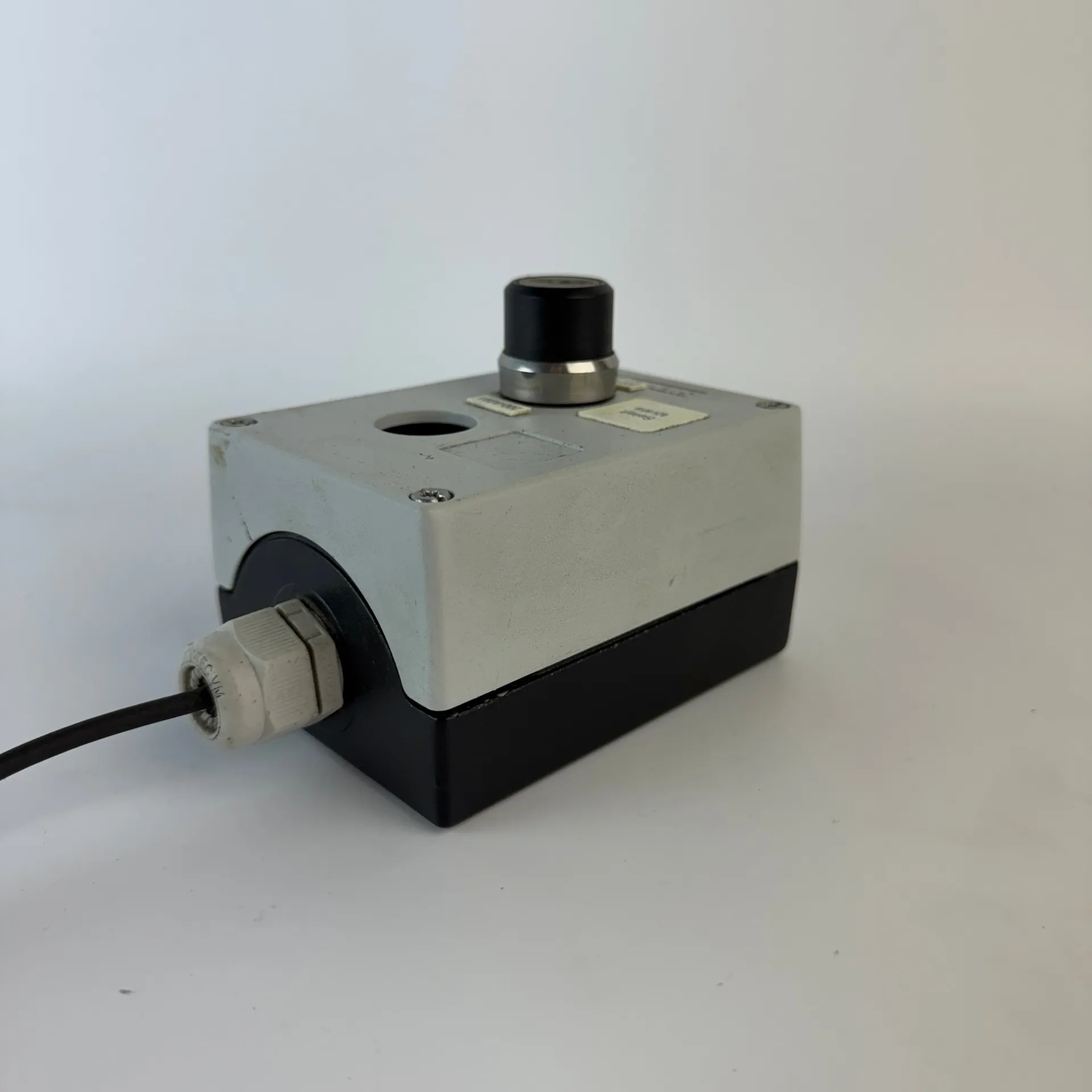 Siemens 3SU1852-0AA00-0AB1 SIRIUS ACT Metal Control Station Enclosure with Key Selector - Thumbnail 5