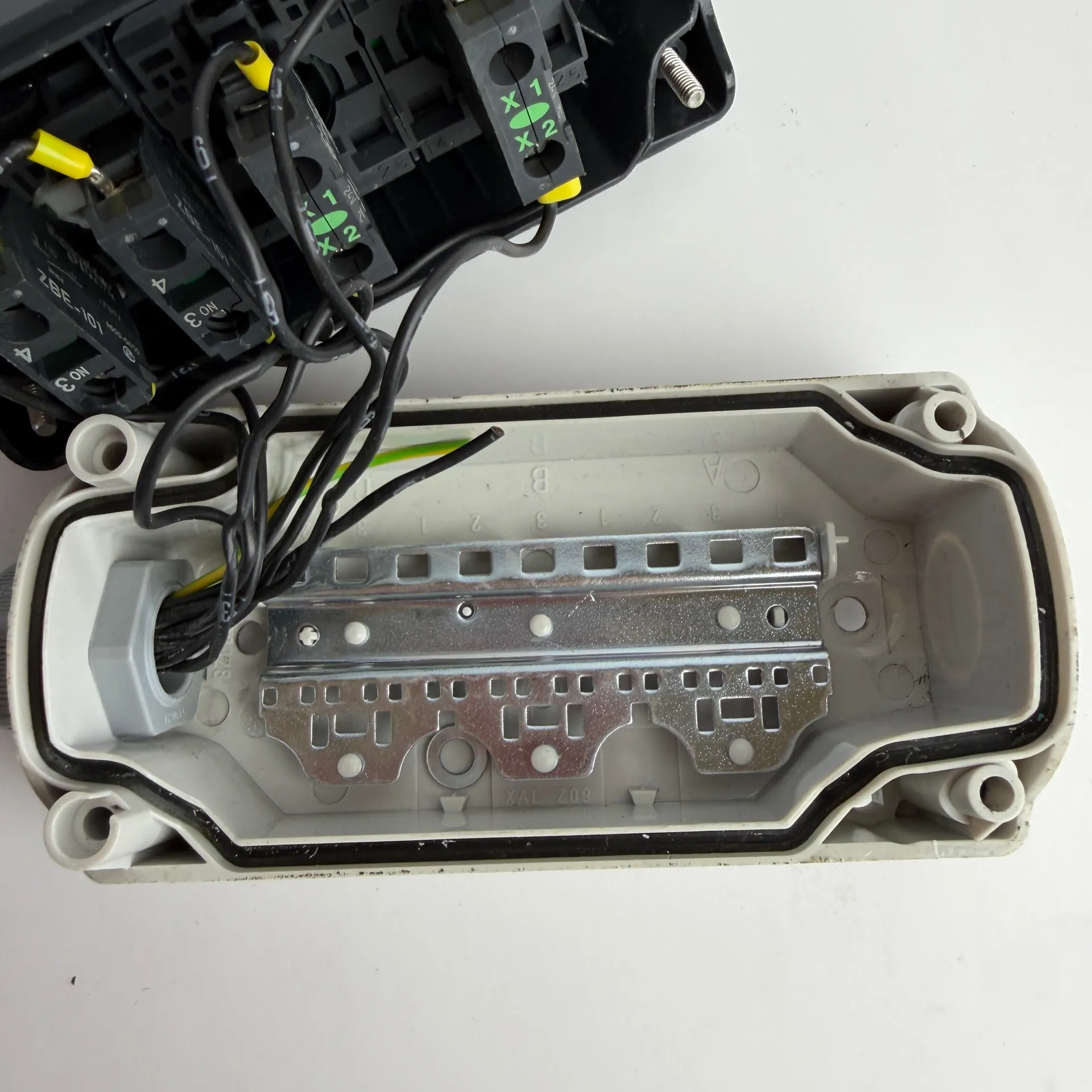 Schneider Electric XAL Control Station with Key Selector & 2 Green Pilot Lights, 2.2m Cable - Thumbnail 13
